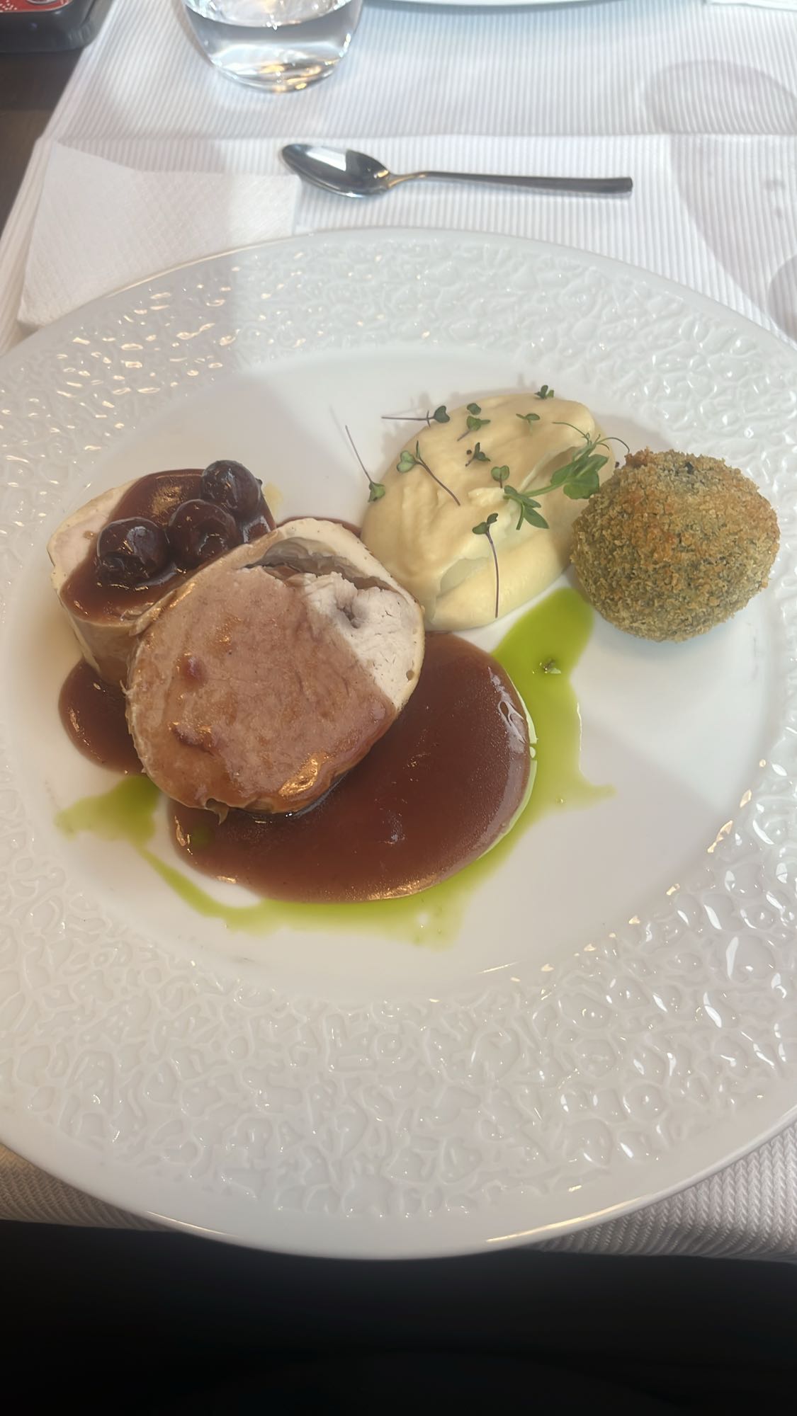 Ruladă cu piure și crochetă