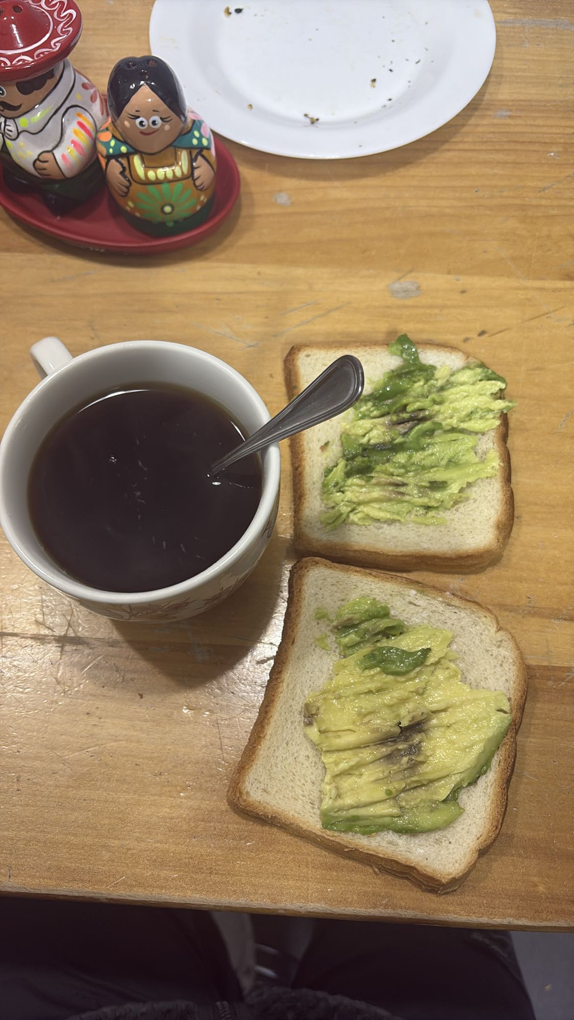Pan con aguacate y café