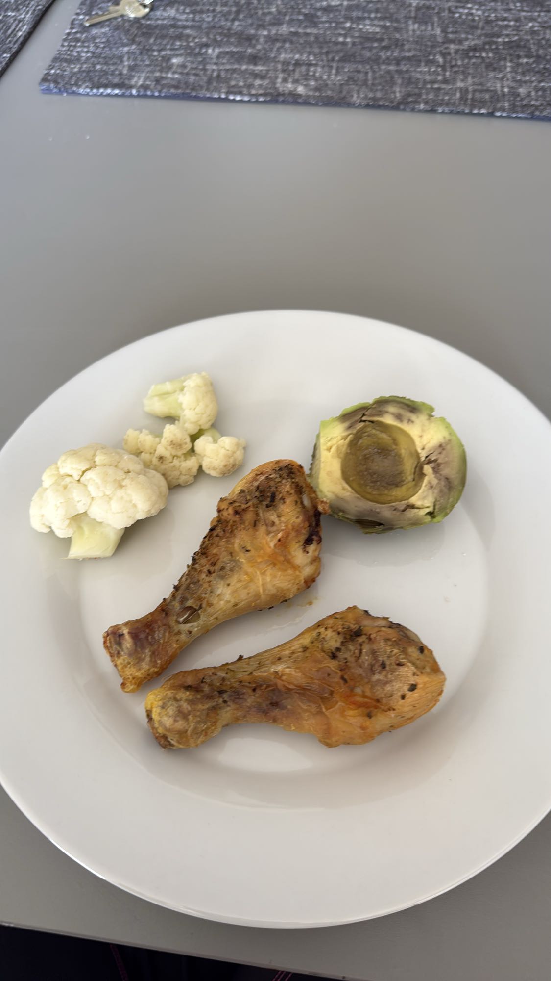 Pui cu avocado și conopidă