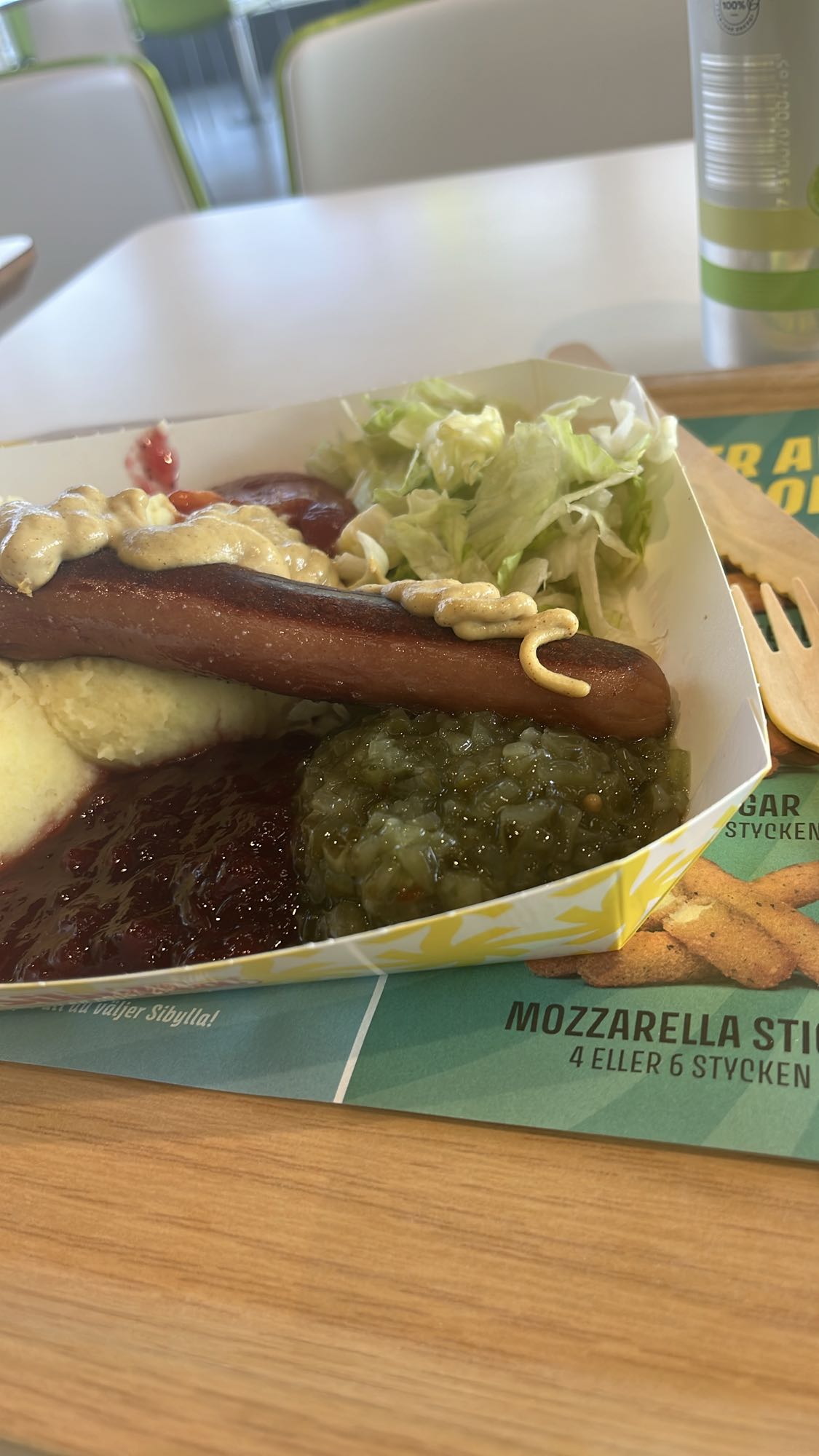 Korv med mos och tillbehör