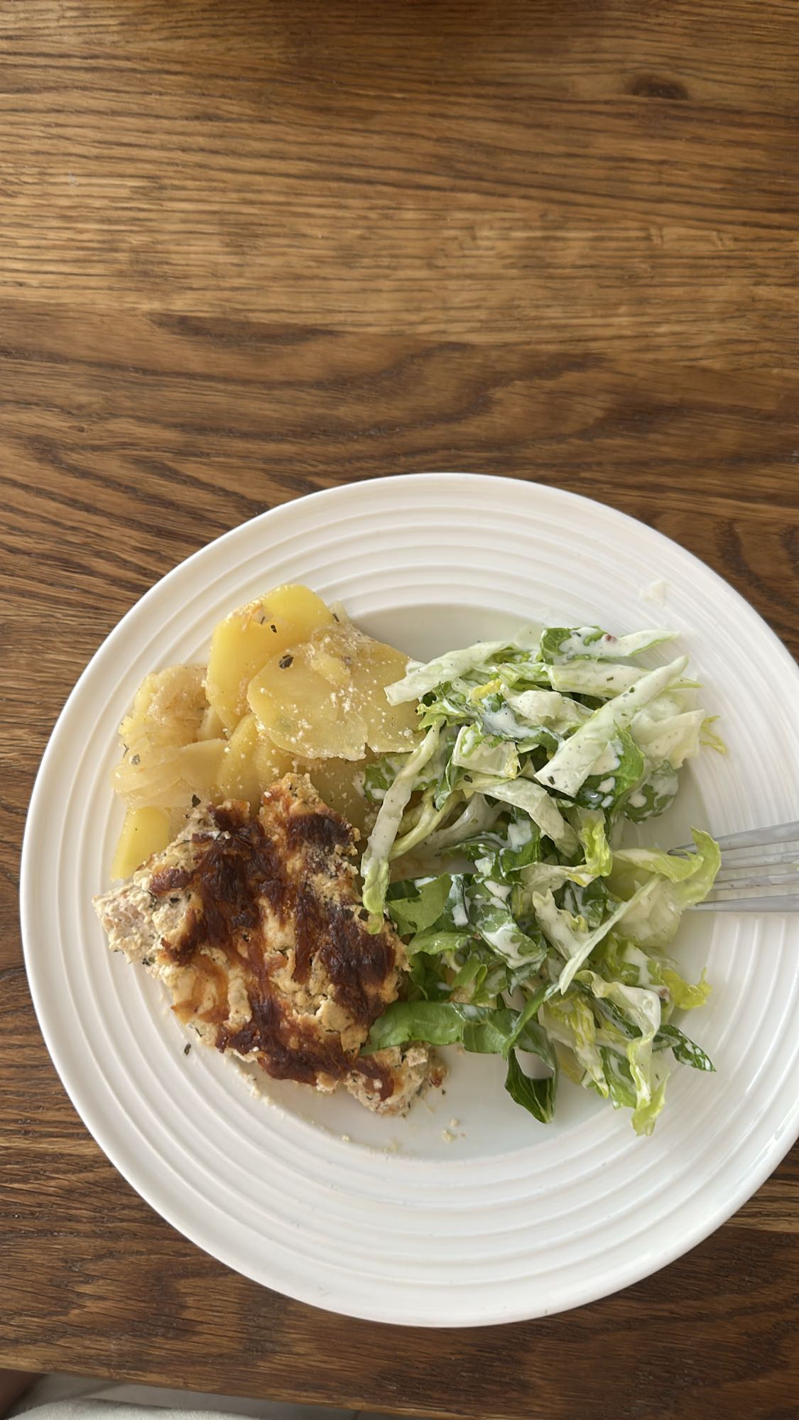 Patate, sallatë dhe mish