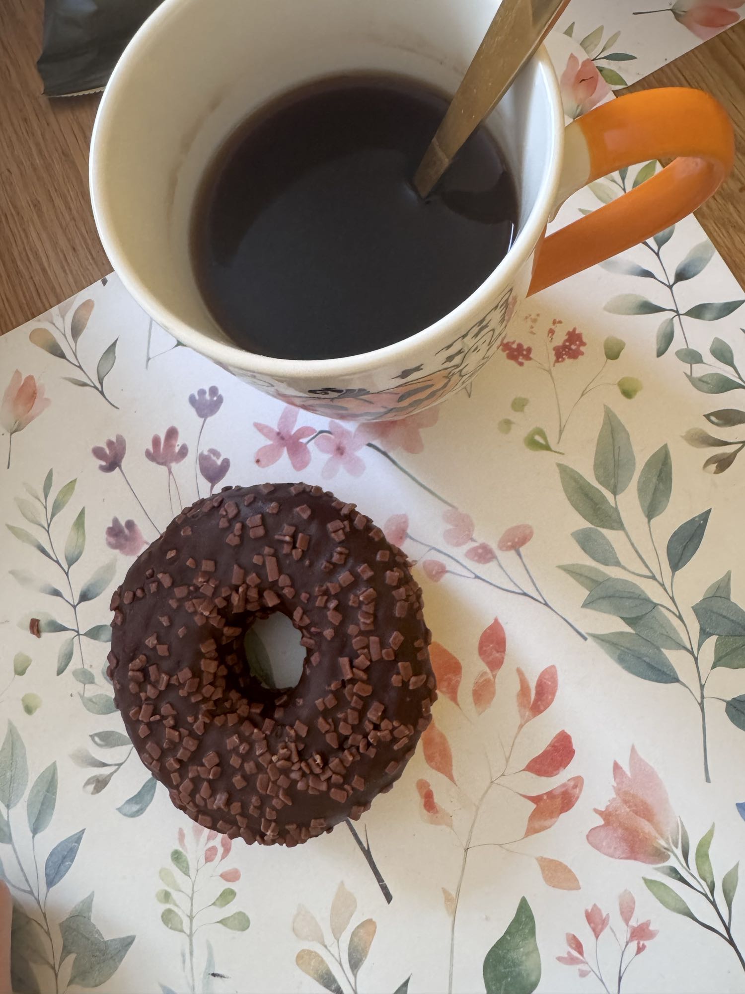 шоколадный пончик и кофе