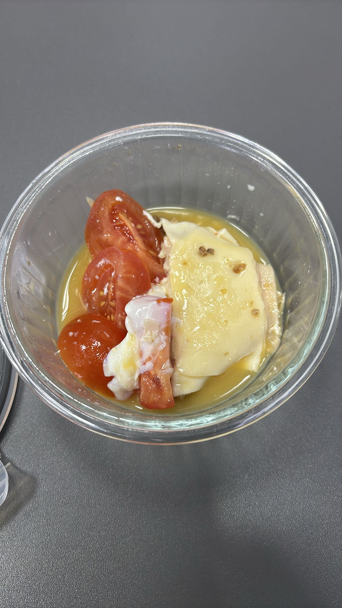 Jajko z pomidorem i serem