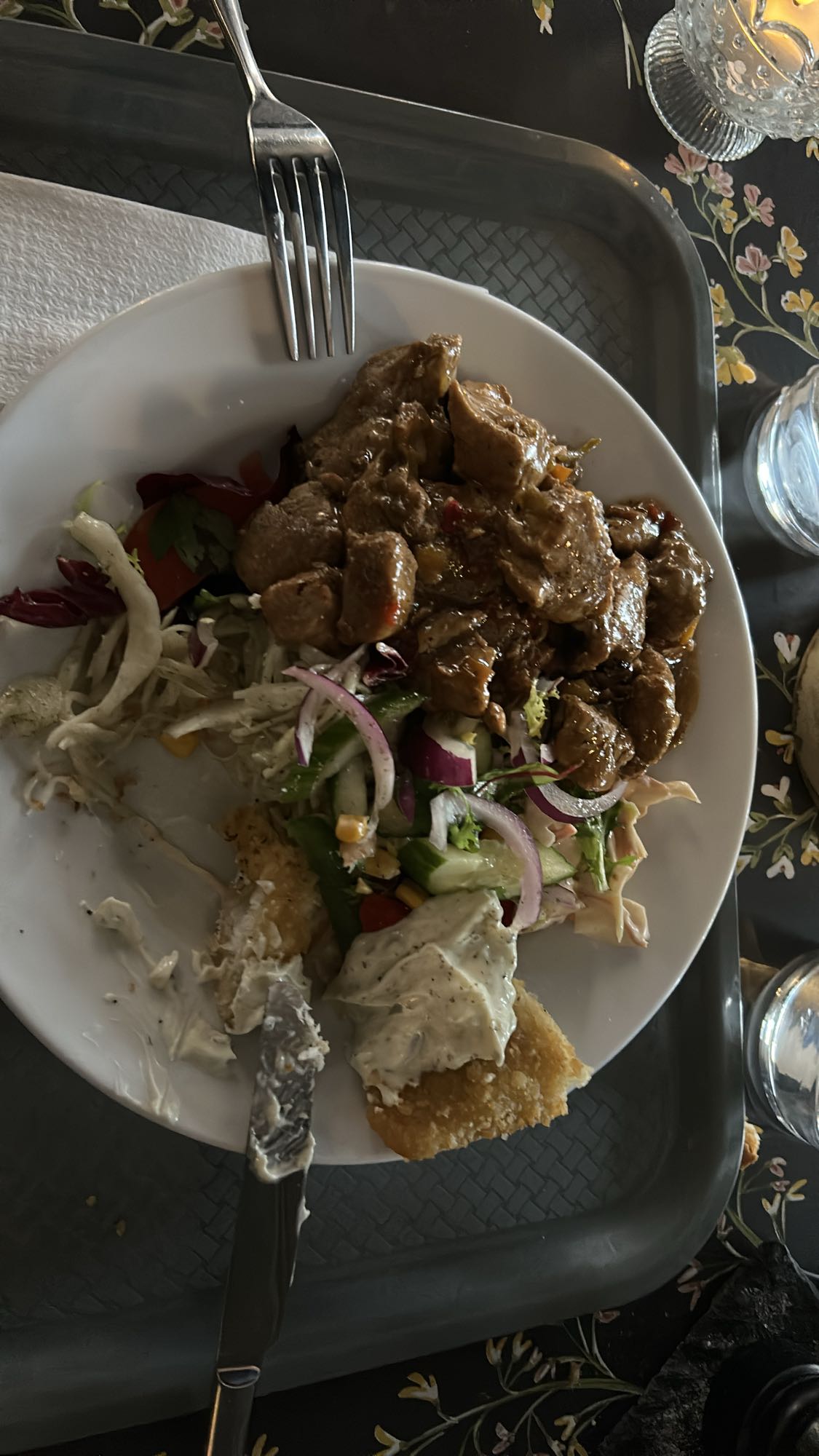 Köttgryta med sallad