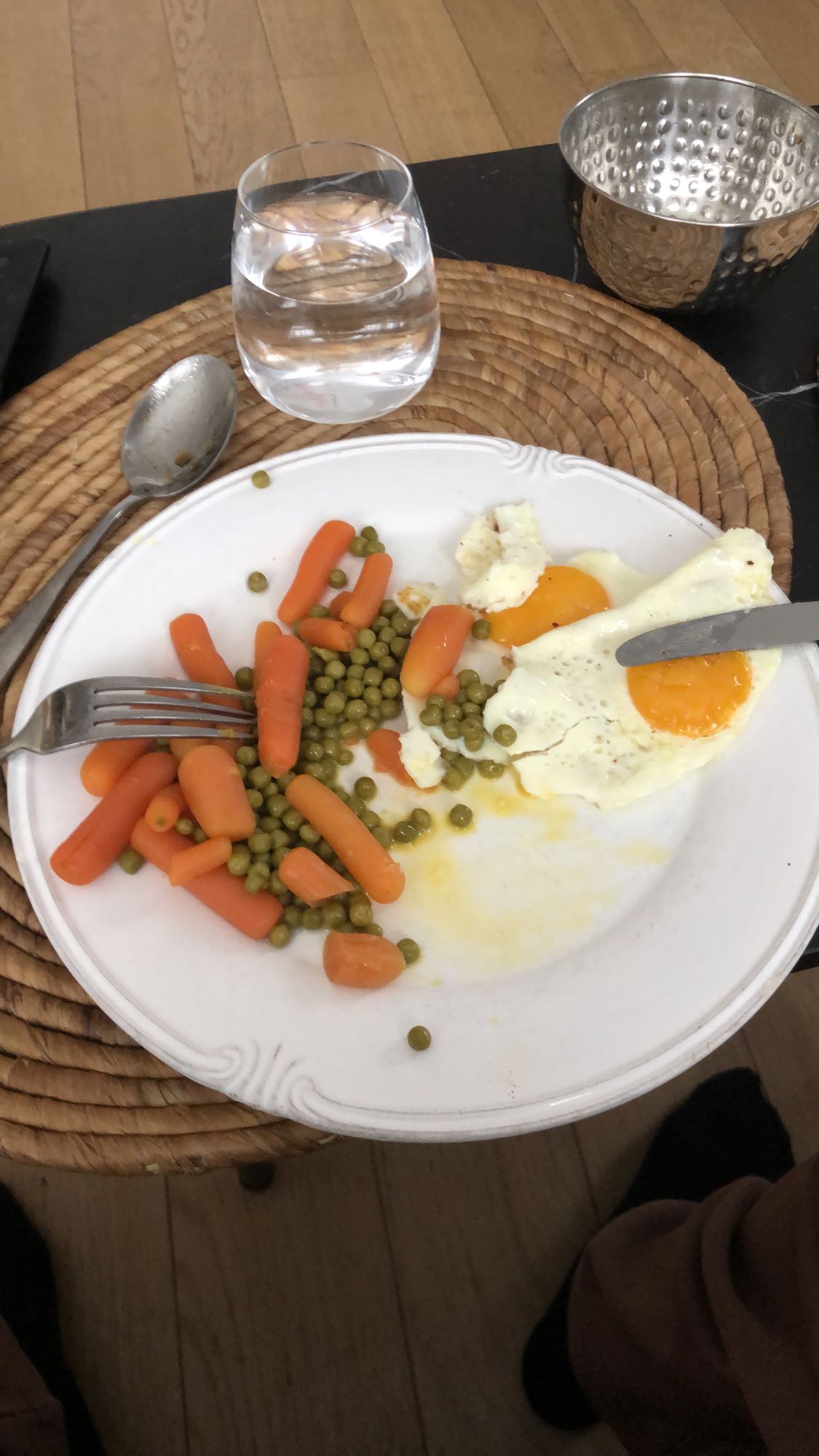 Oeufs, carottes et petits pois