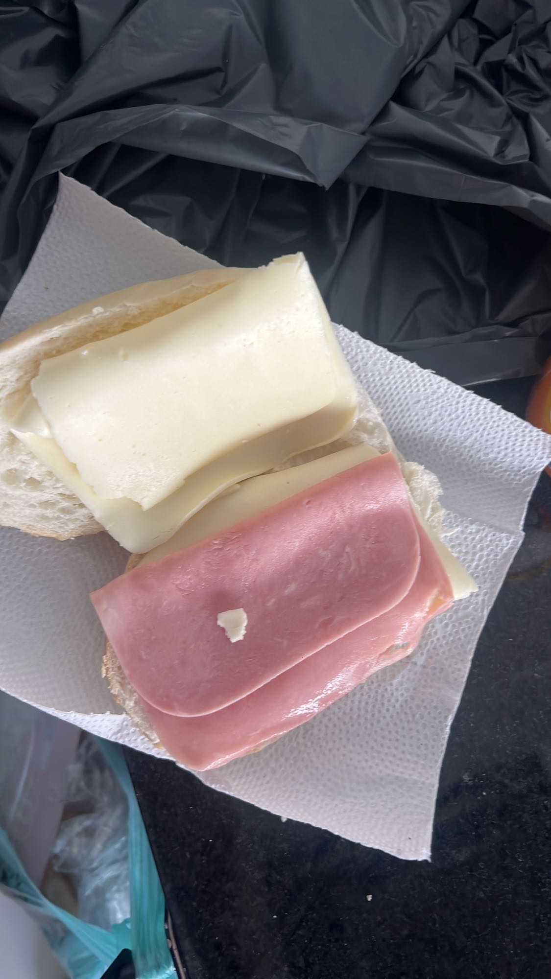 Sanduíche de presunto e queijo