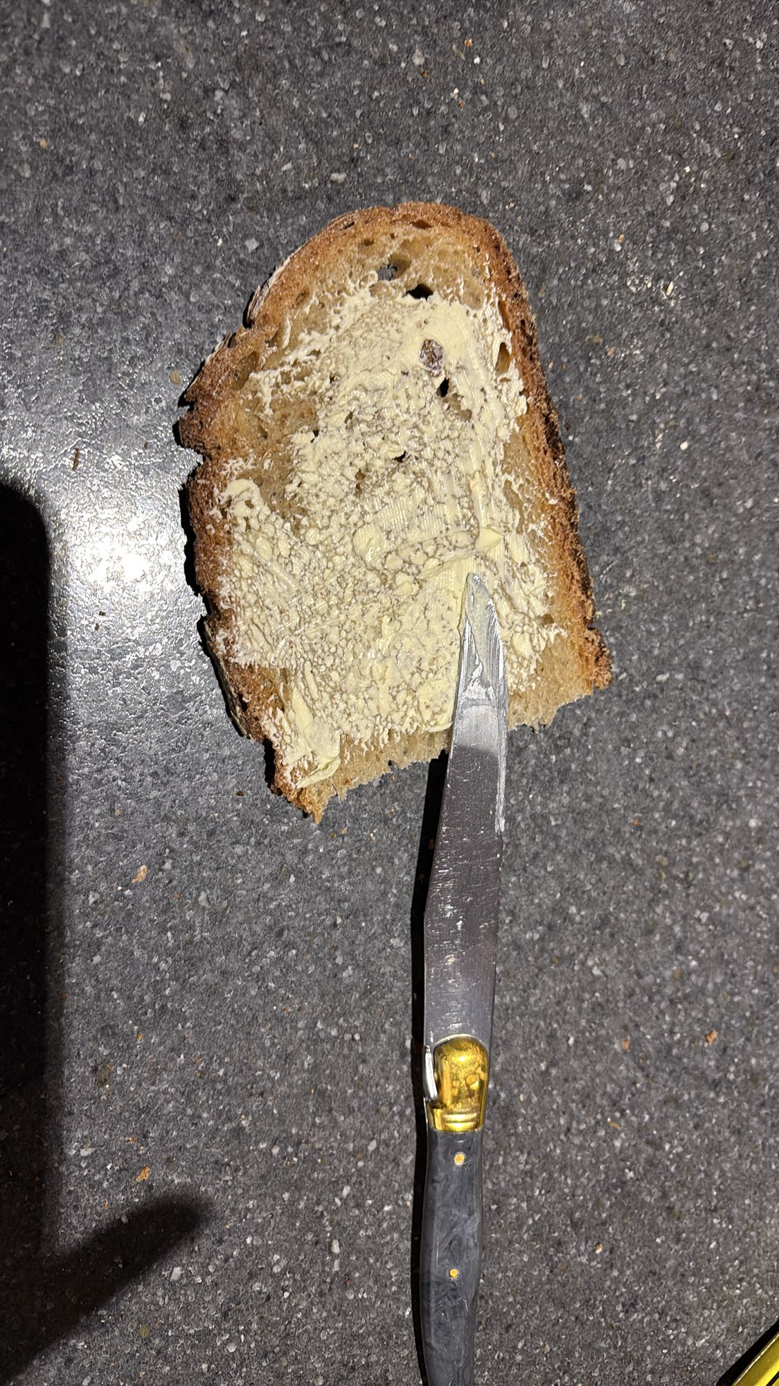 Pain complet avec beurre