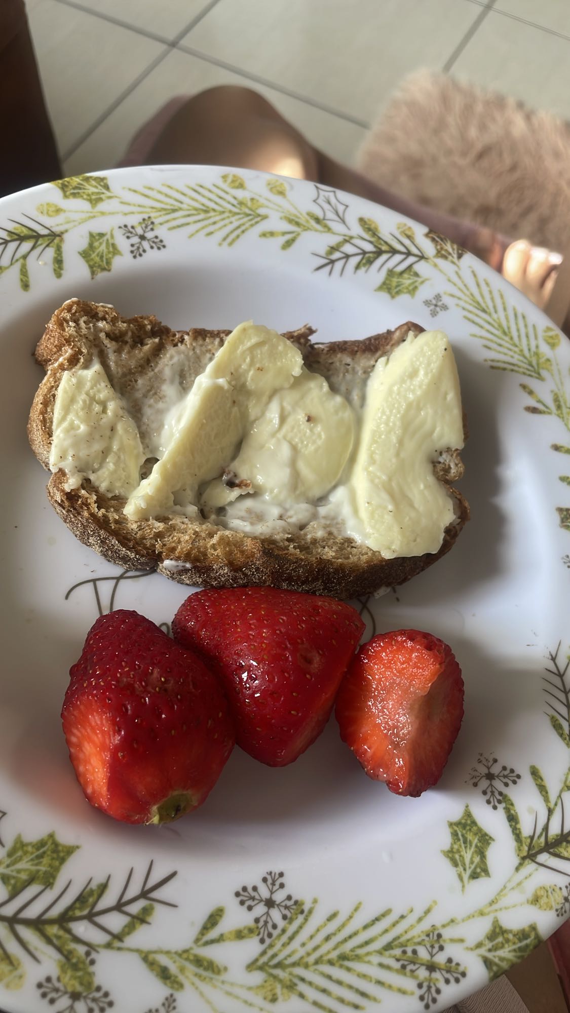 Pão com manteiga e morango