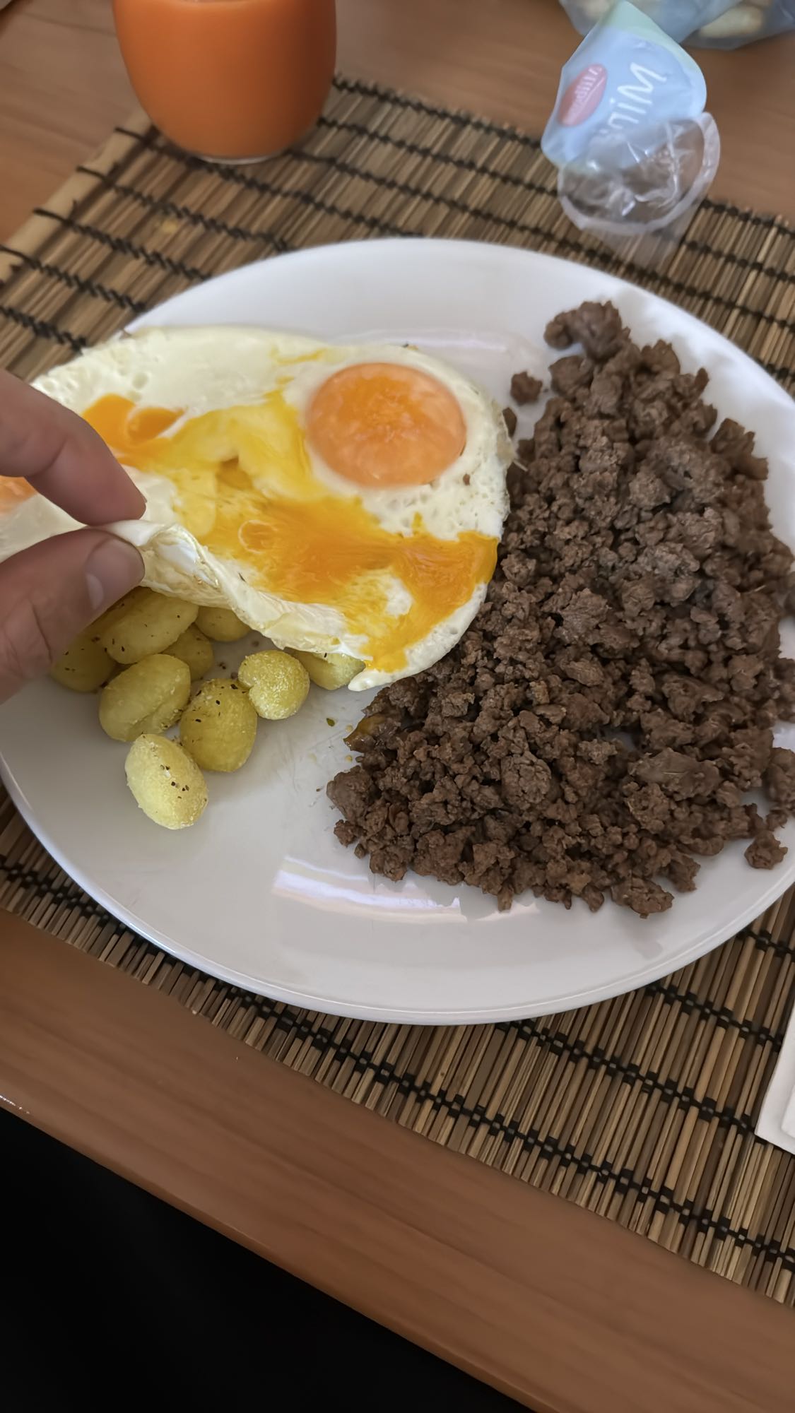 Desayuno con carne picada, ñoquis y huevos