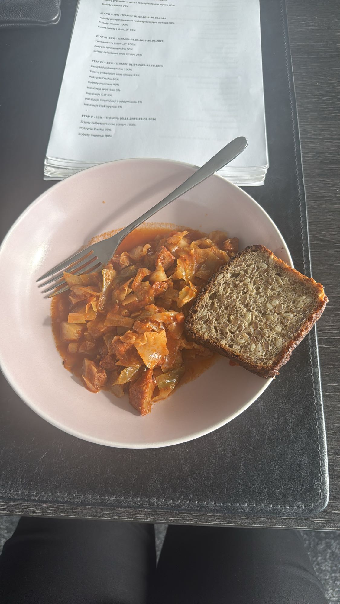 bigos z chlebem pełnoziarnistym