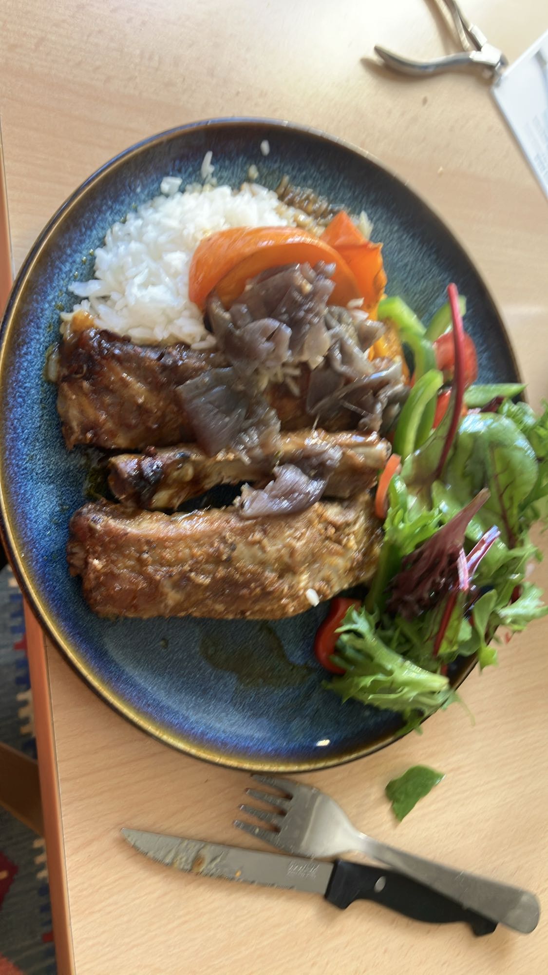 Costela com arroz e salada