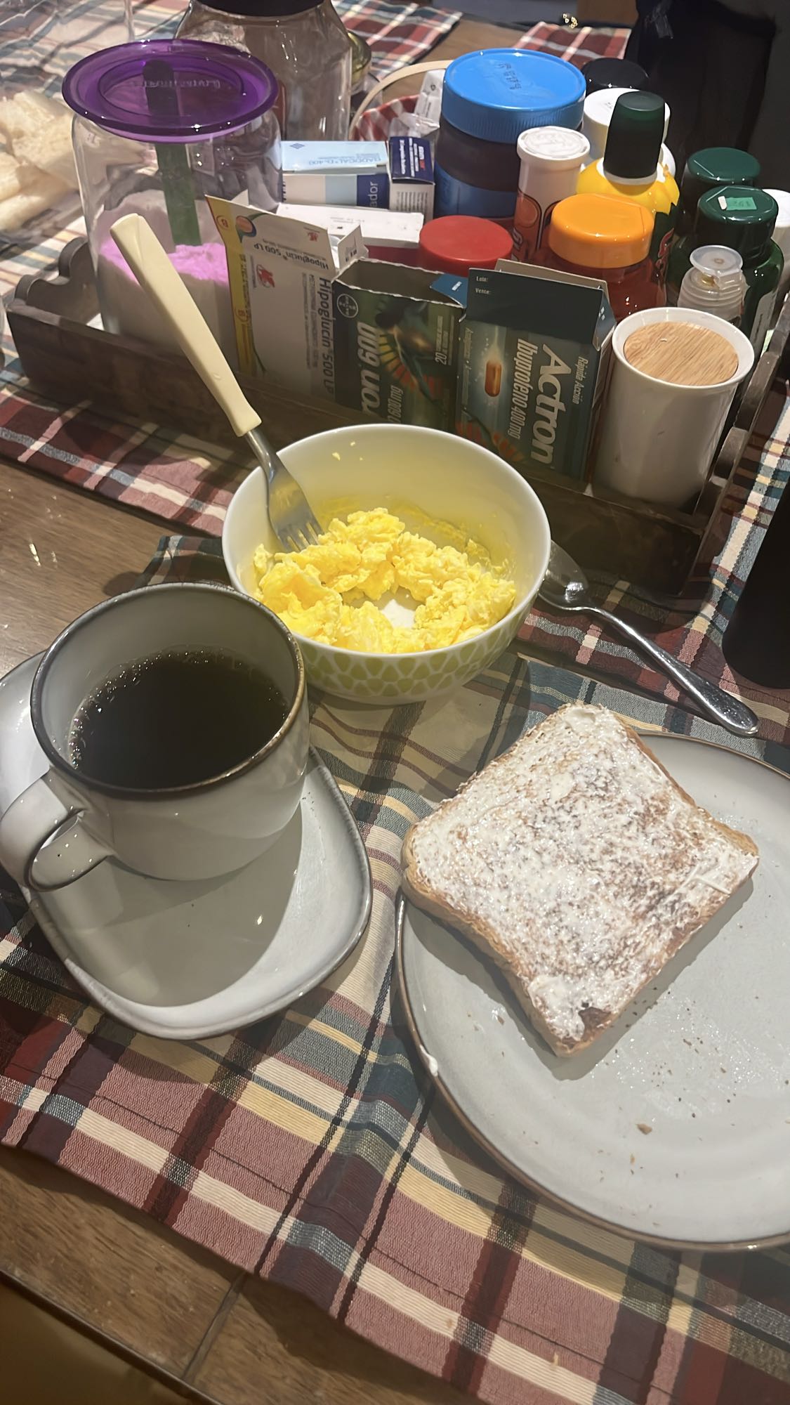 Desayuno con huevo y pan