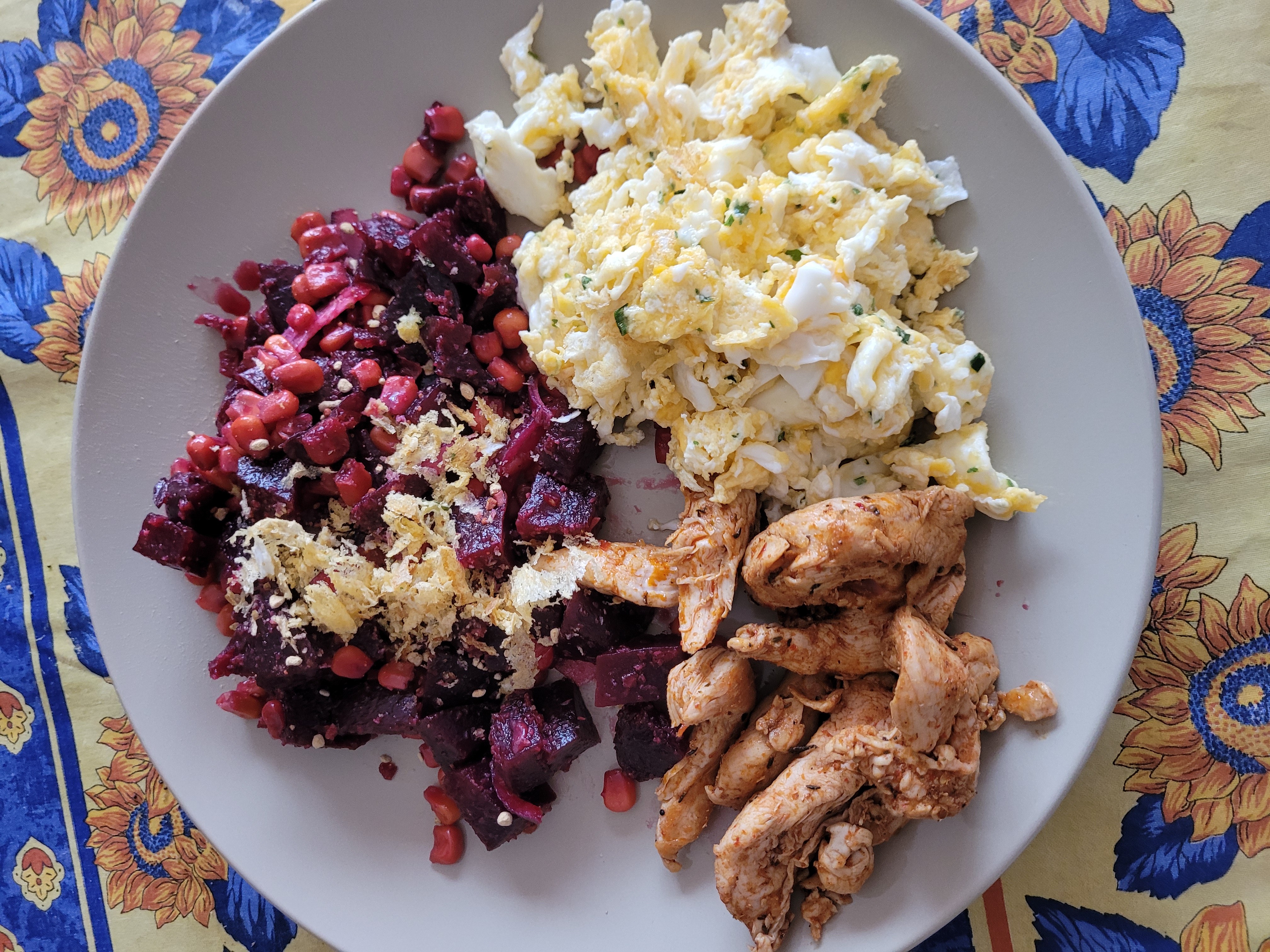 Poulet, œufs et salade betterave