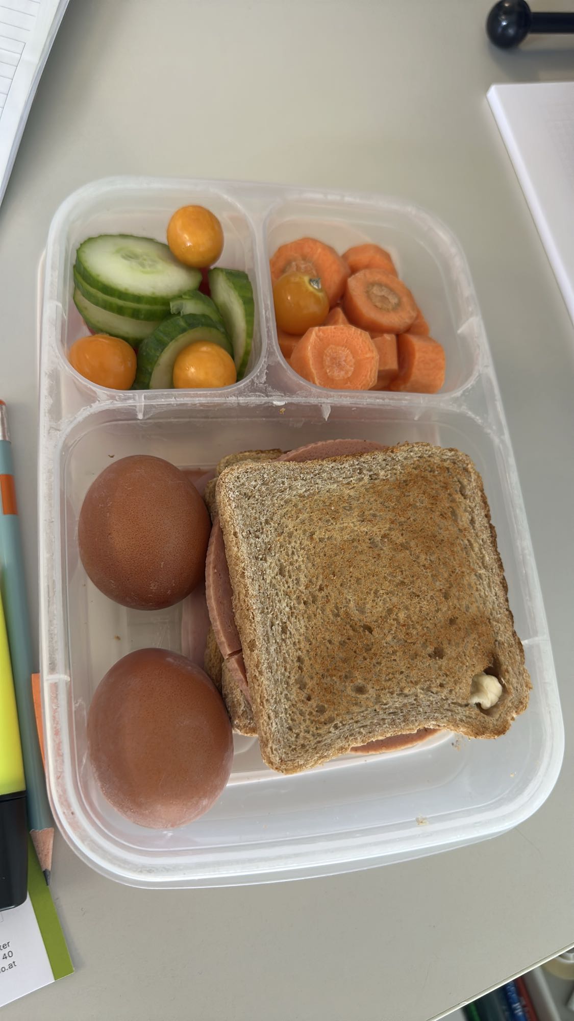 Lunchbox mit Sandwich und Eiern