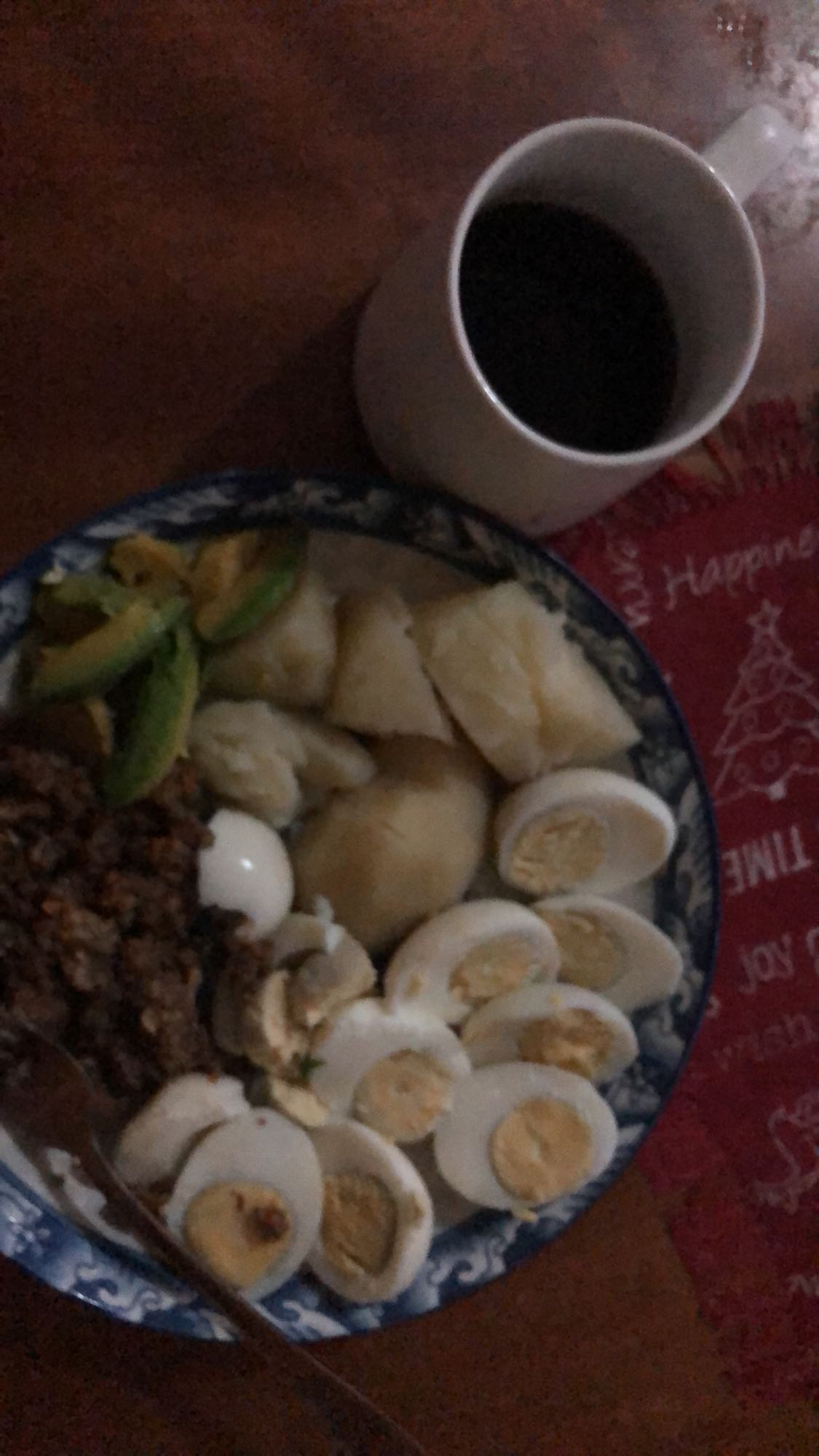 Desayuno con huevos y yuca