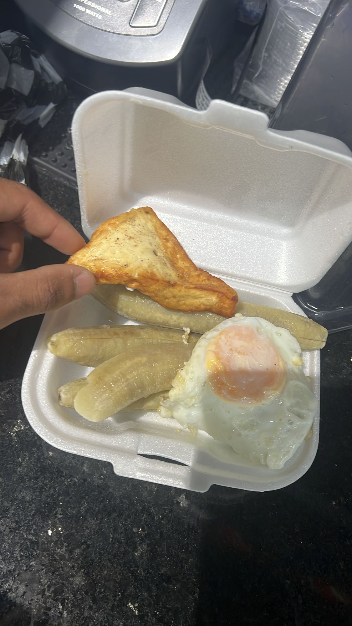 Plátano hervido con huevo y pollo