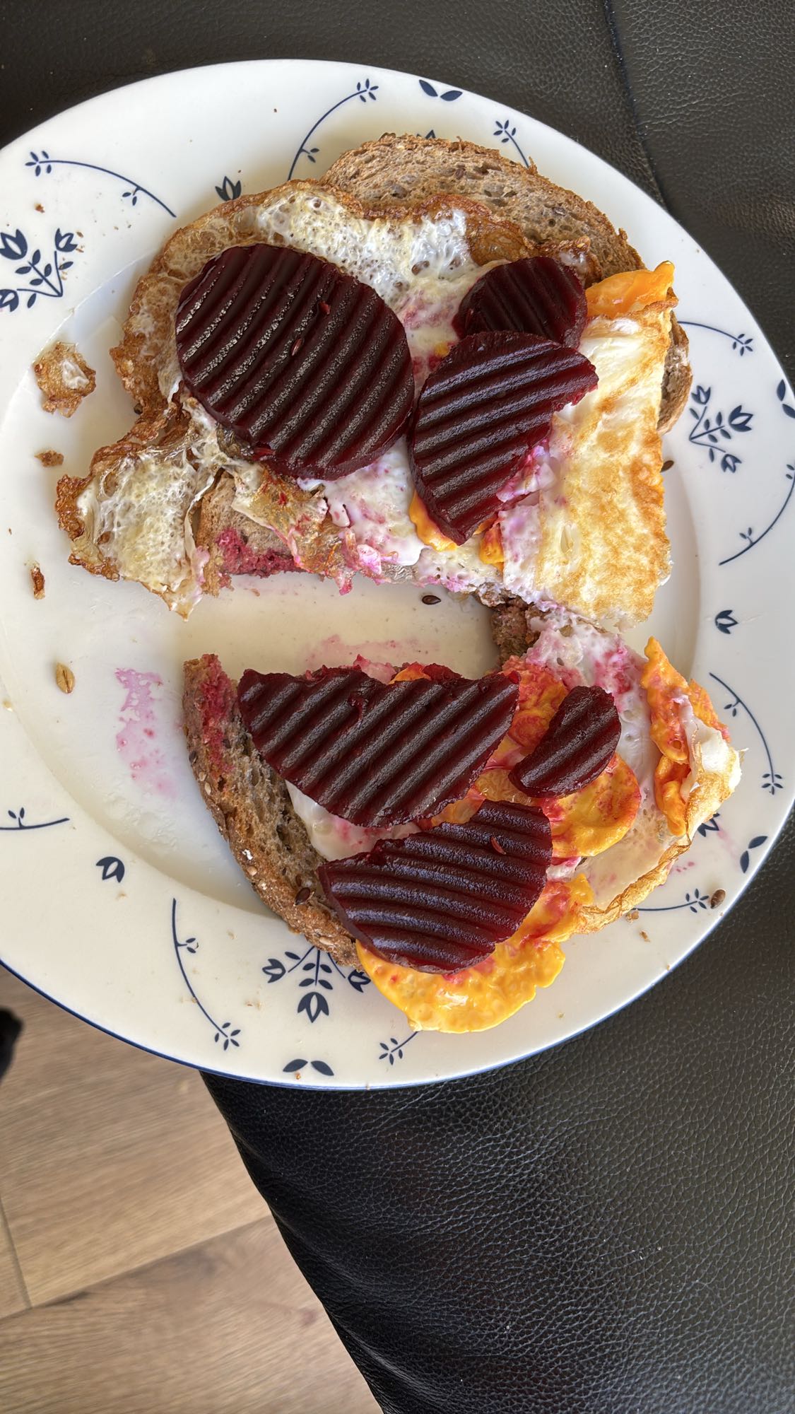 Rugbrød med egg og rødbeter