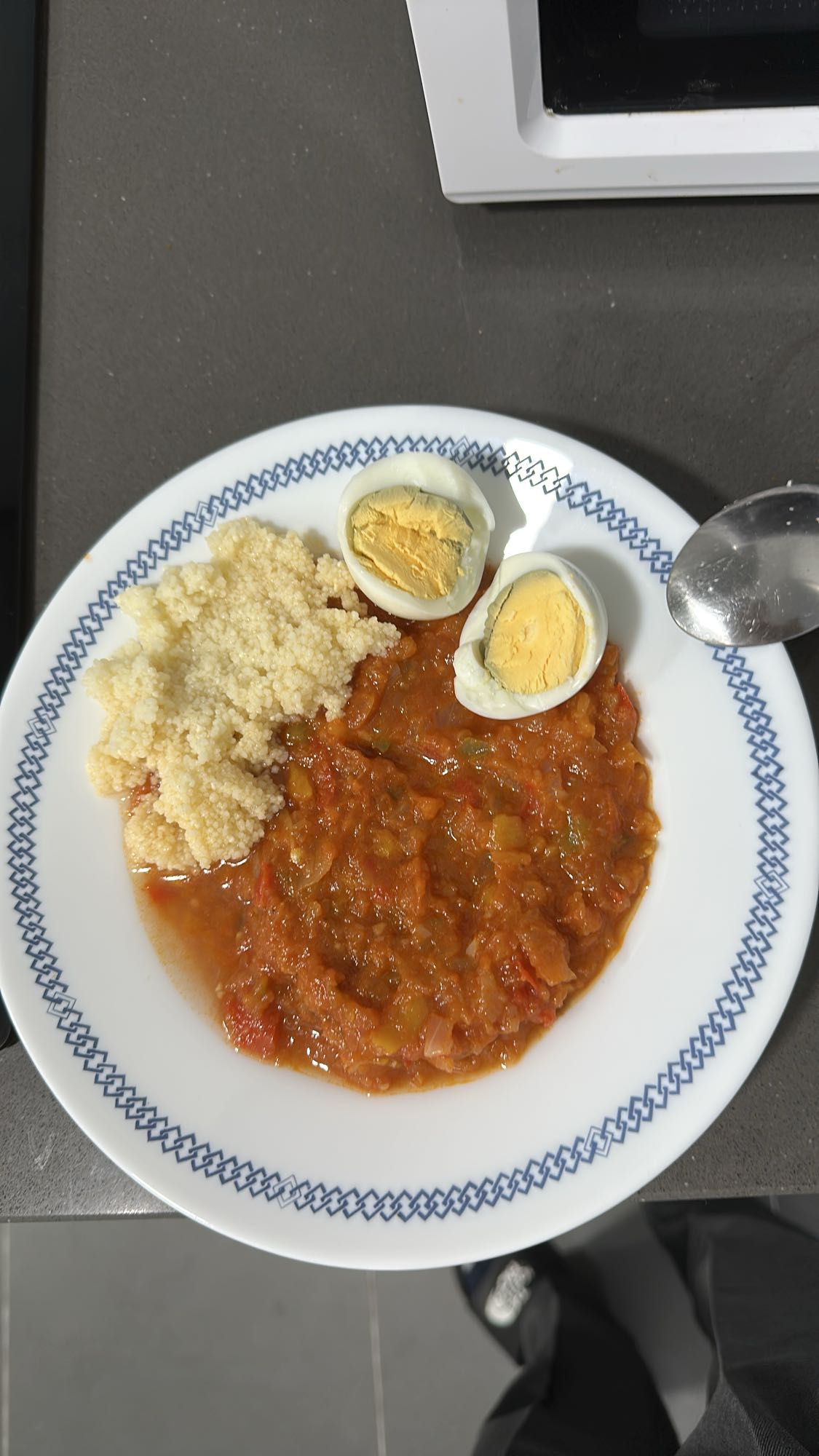 cuscús con huevo y pesto de tomate natural y pimiento