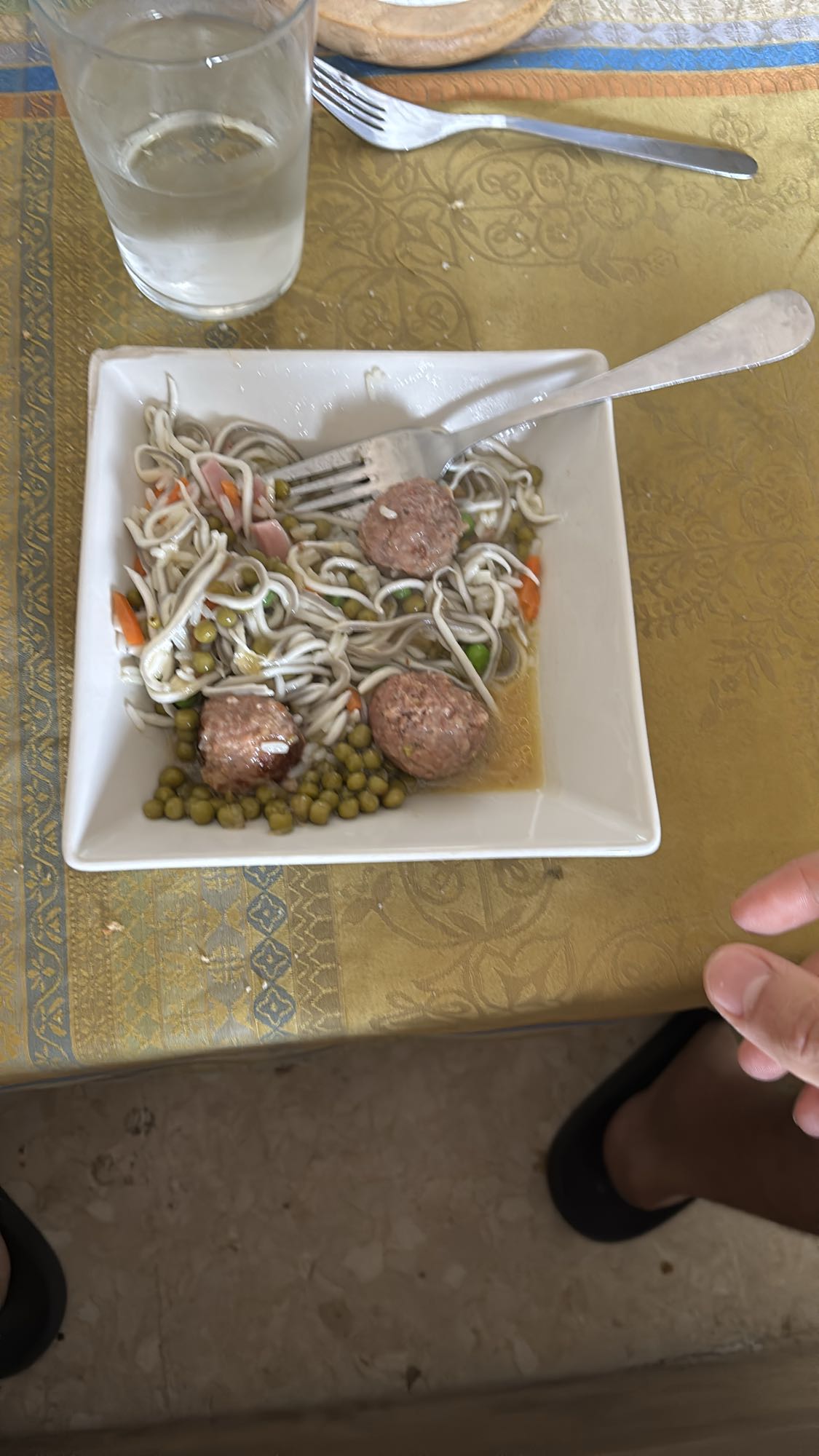 Albóndigas con guisantes y aderezo de gula, jamón York, zanahoria y cebolla
