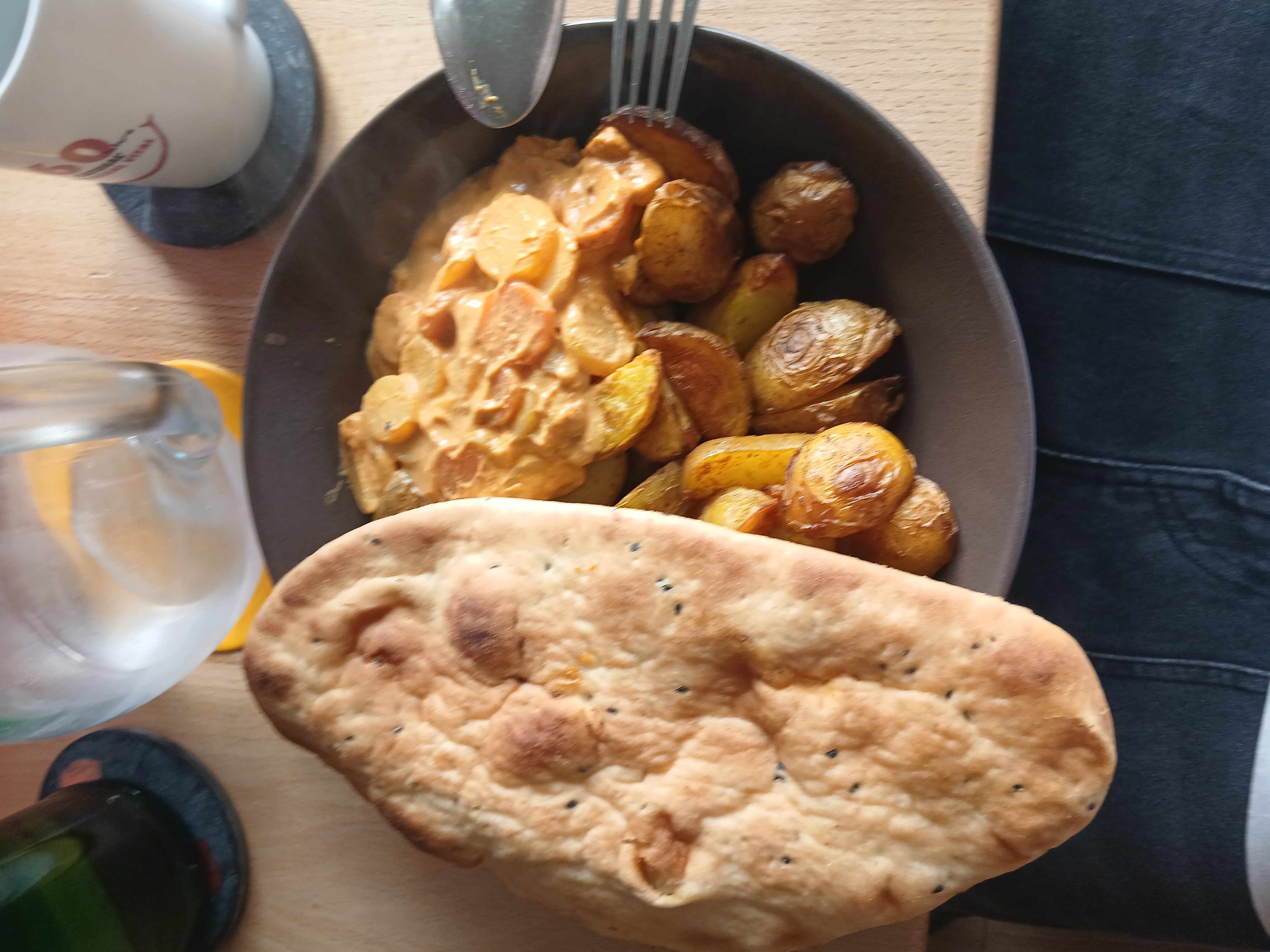 Kartoffeln mit Soße und Fladenbrot