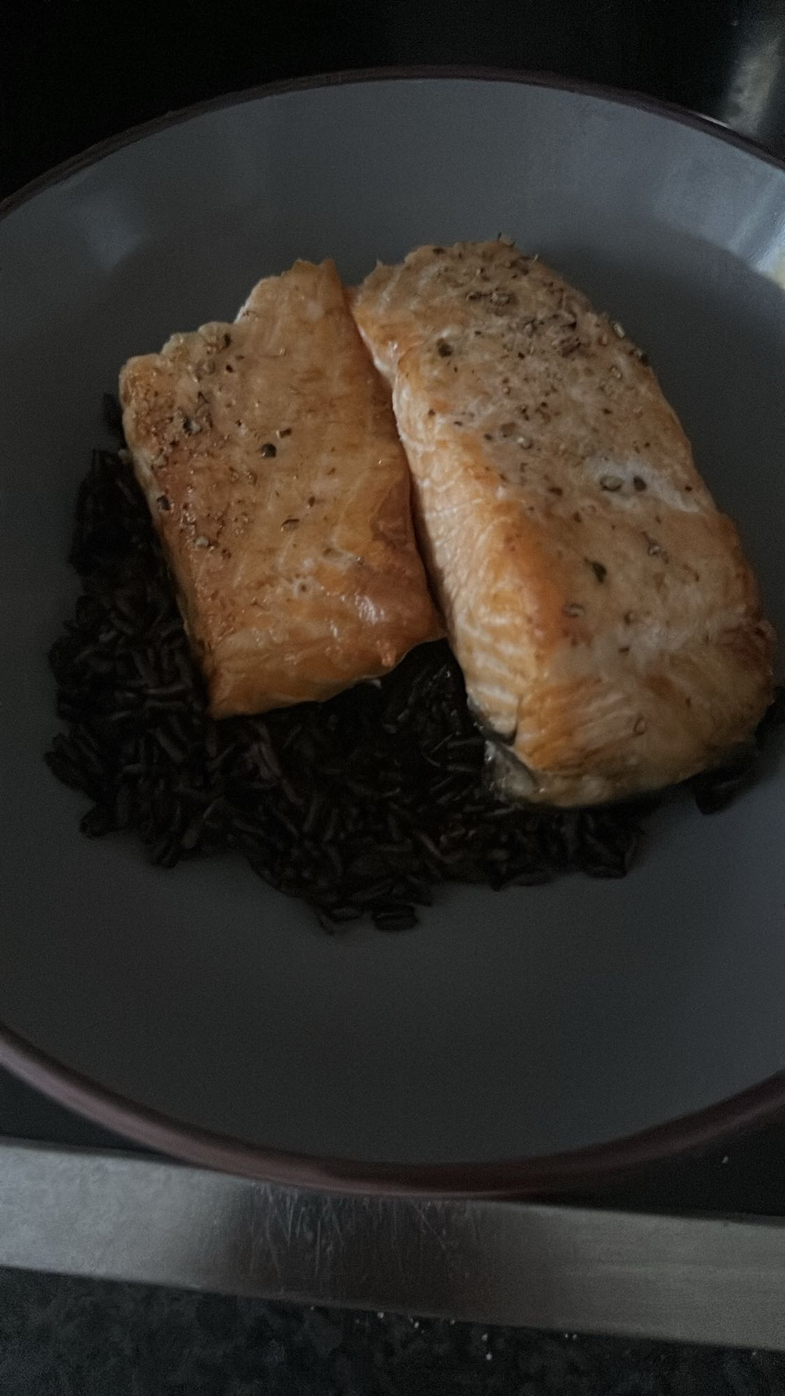 Zalm met zwarte rijst