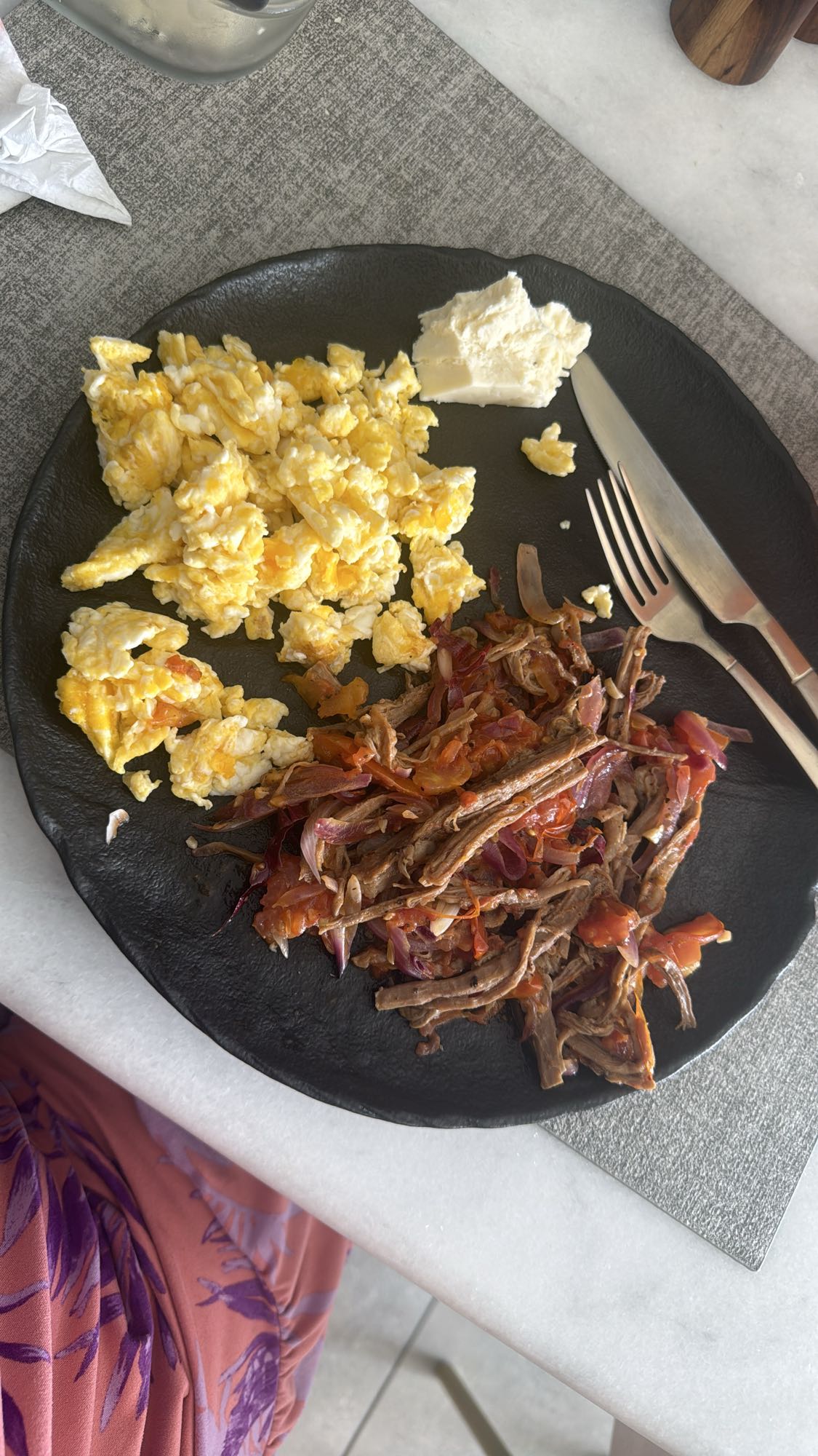 Huevos con carne deshebrada