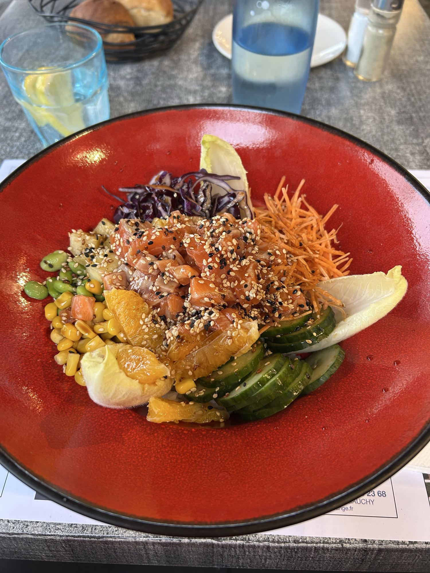 Tigela de salmão colorida