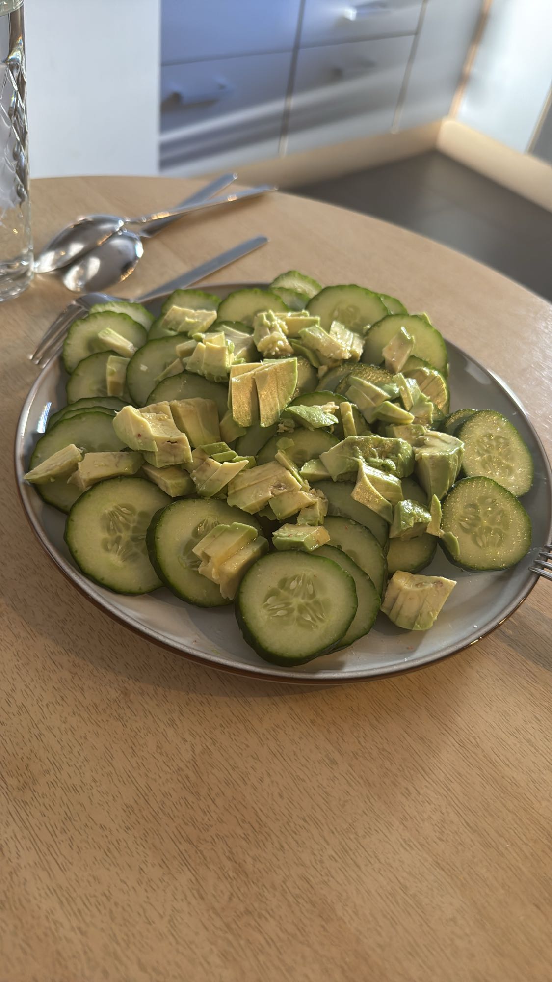 Komkommer avocado salade