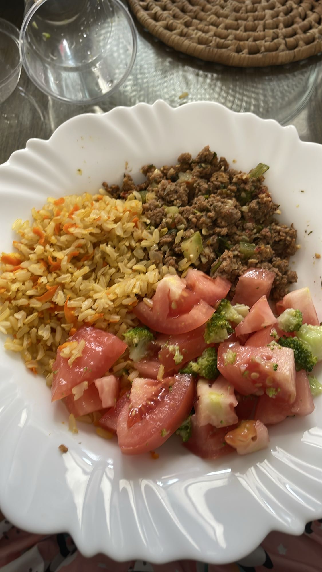 Arroz, carne moída e salada