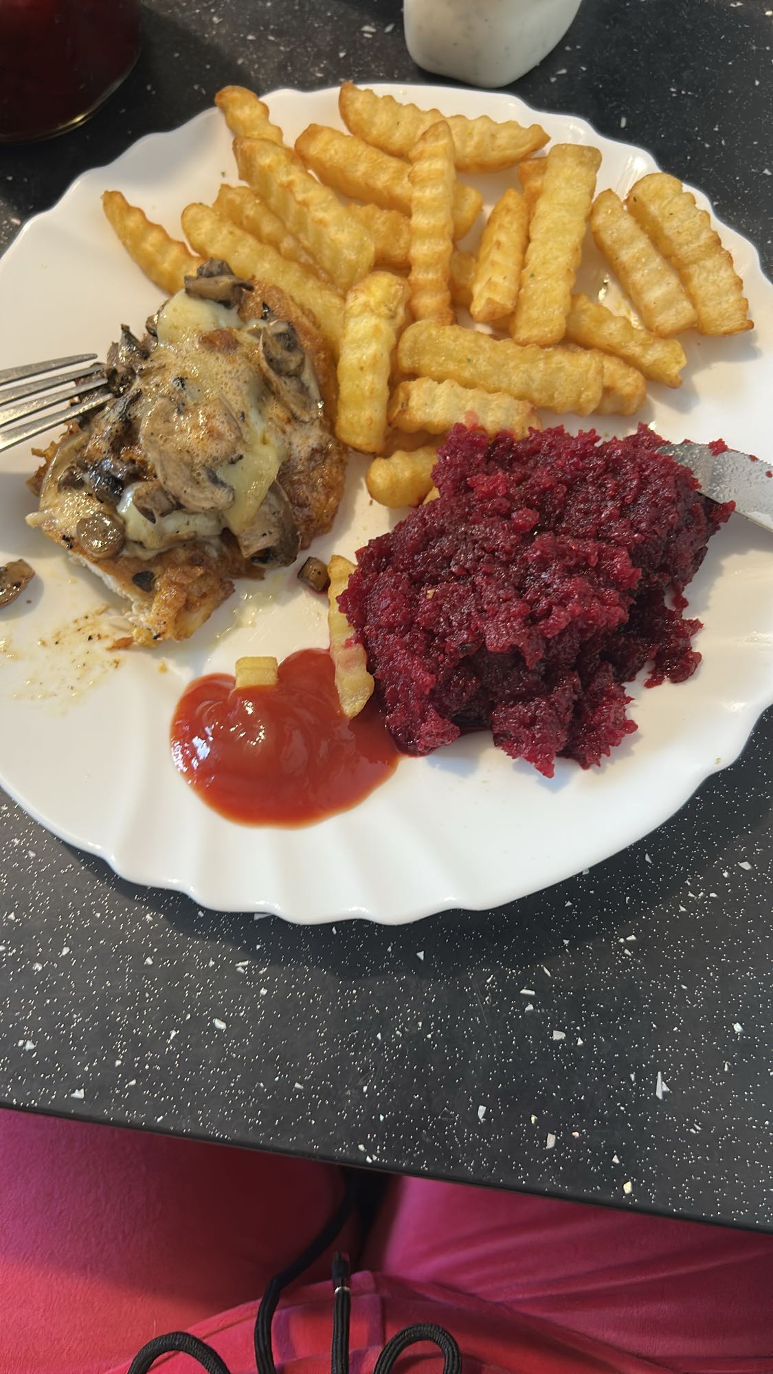 Kotlet z frytkami i buraczkami