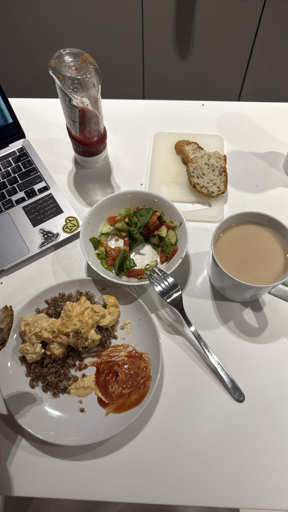 гречка с курицей и салат