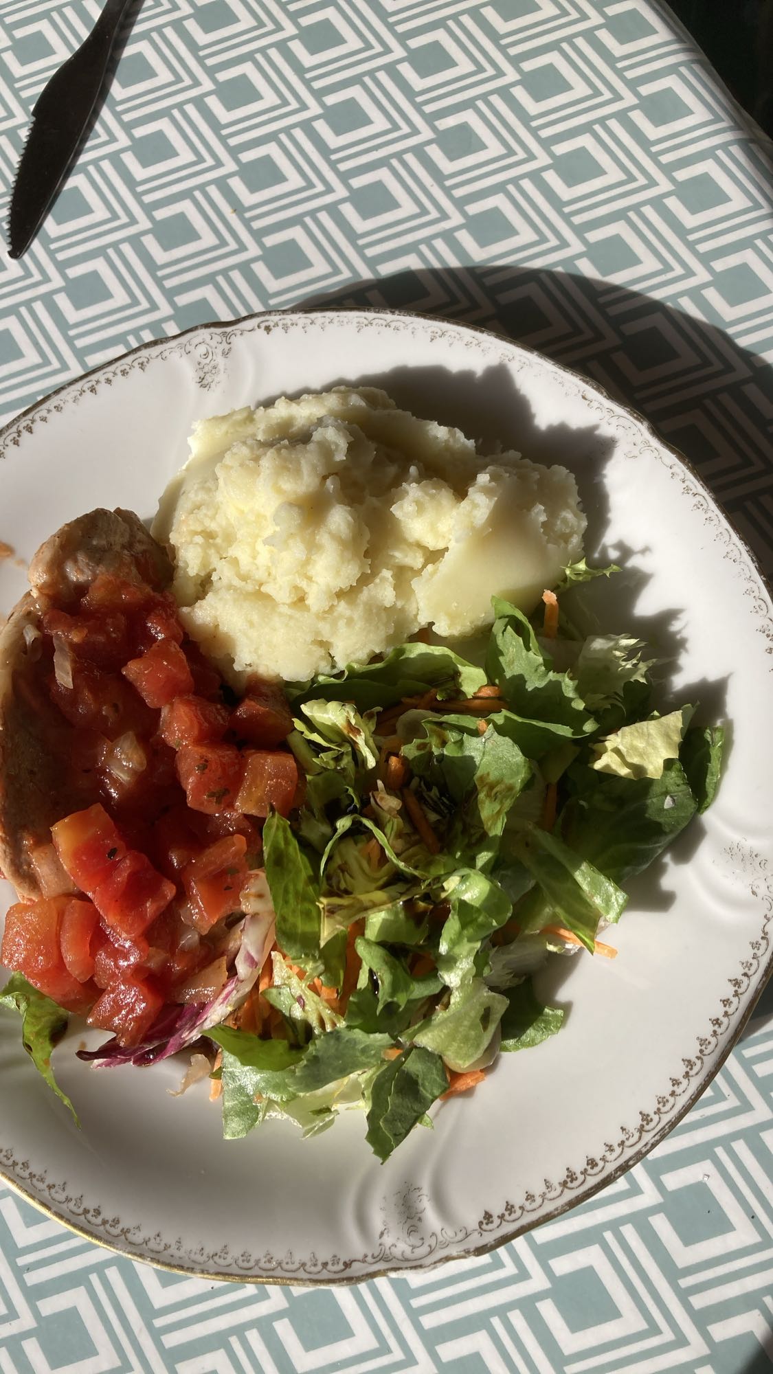 Kött med mos och sallad