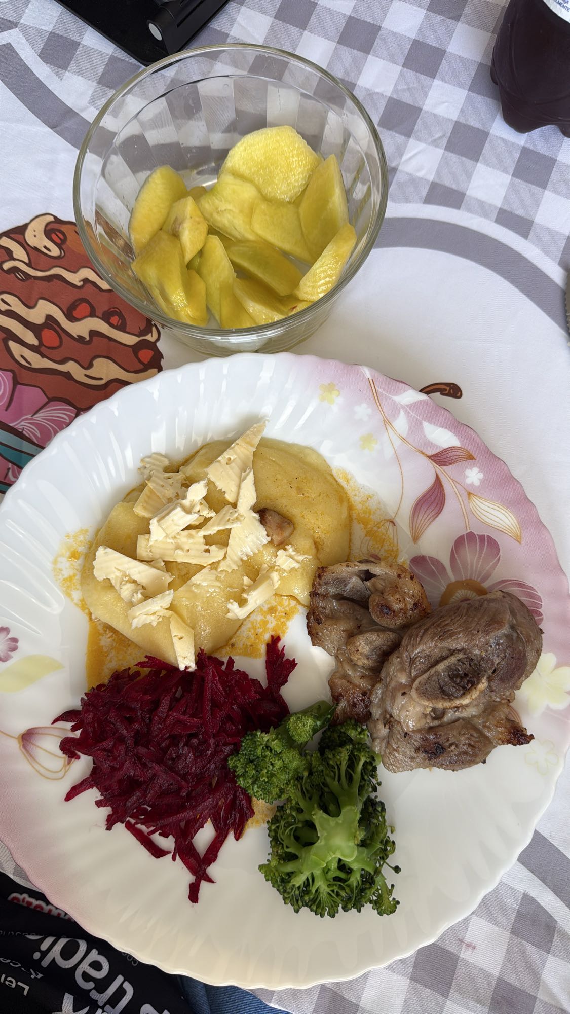 Polenta com carne e salada