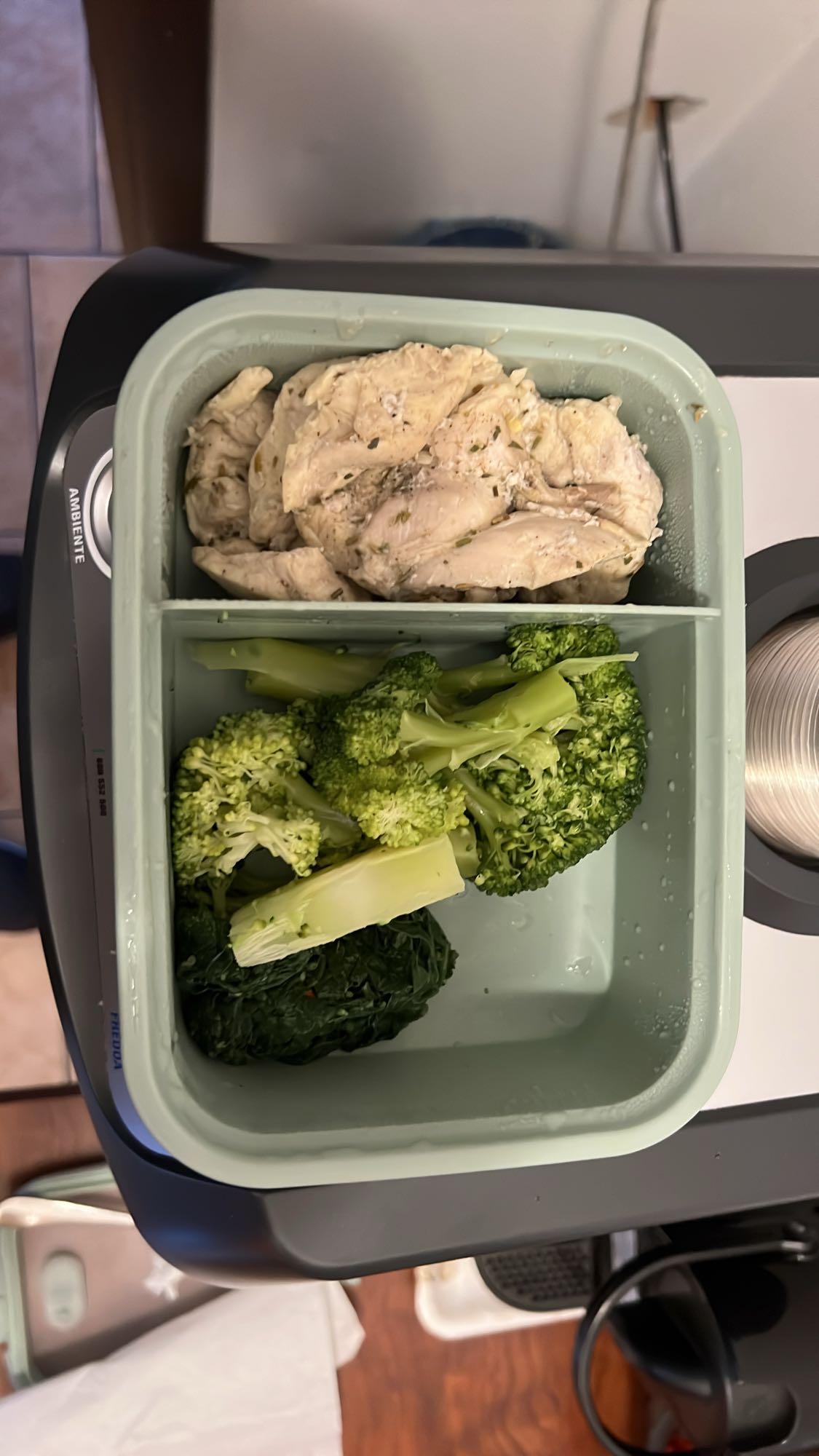 Pollo con brócoli y espinaca