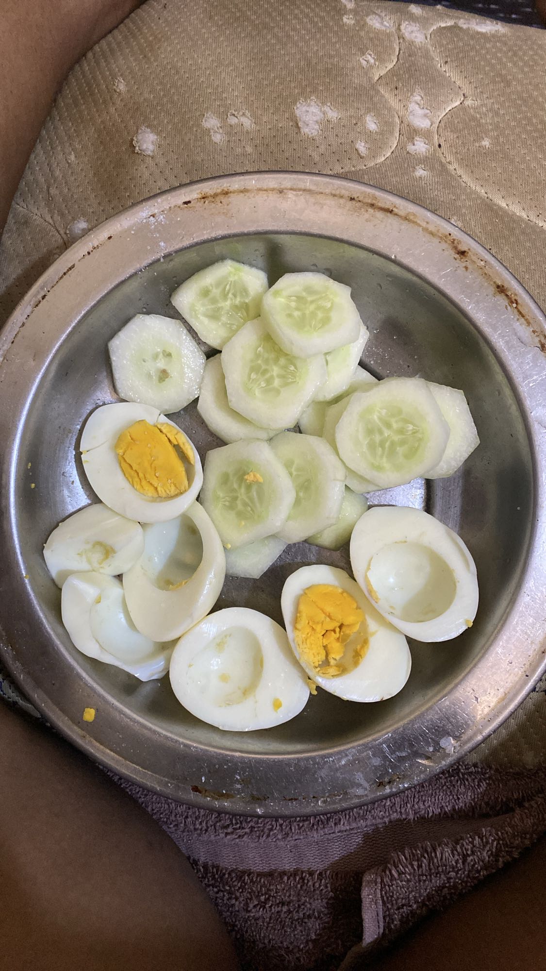 huevos cocidos y pepino