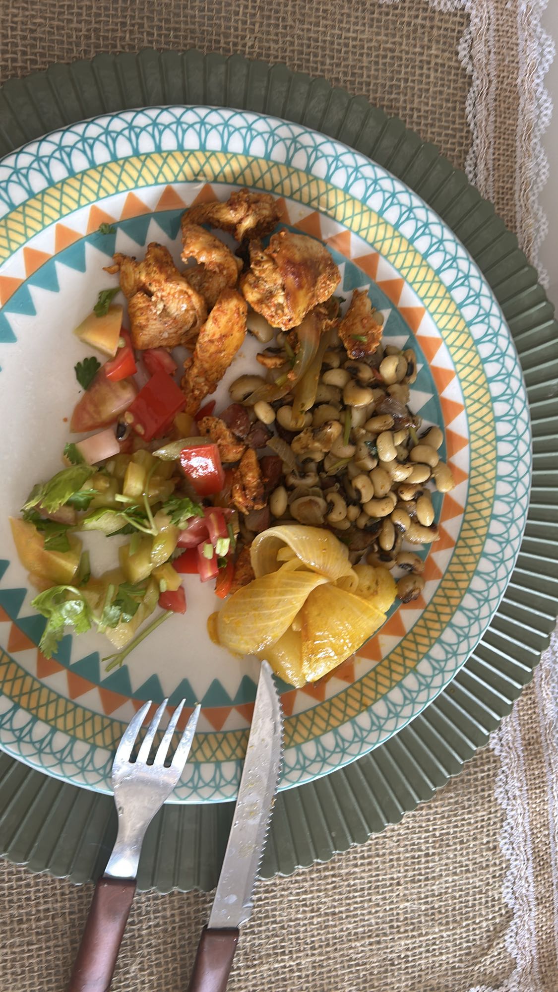 Frango com salada e feijão