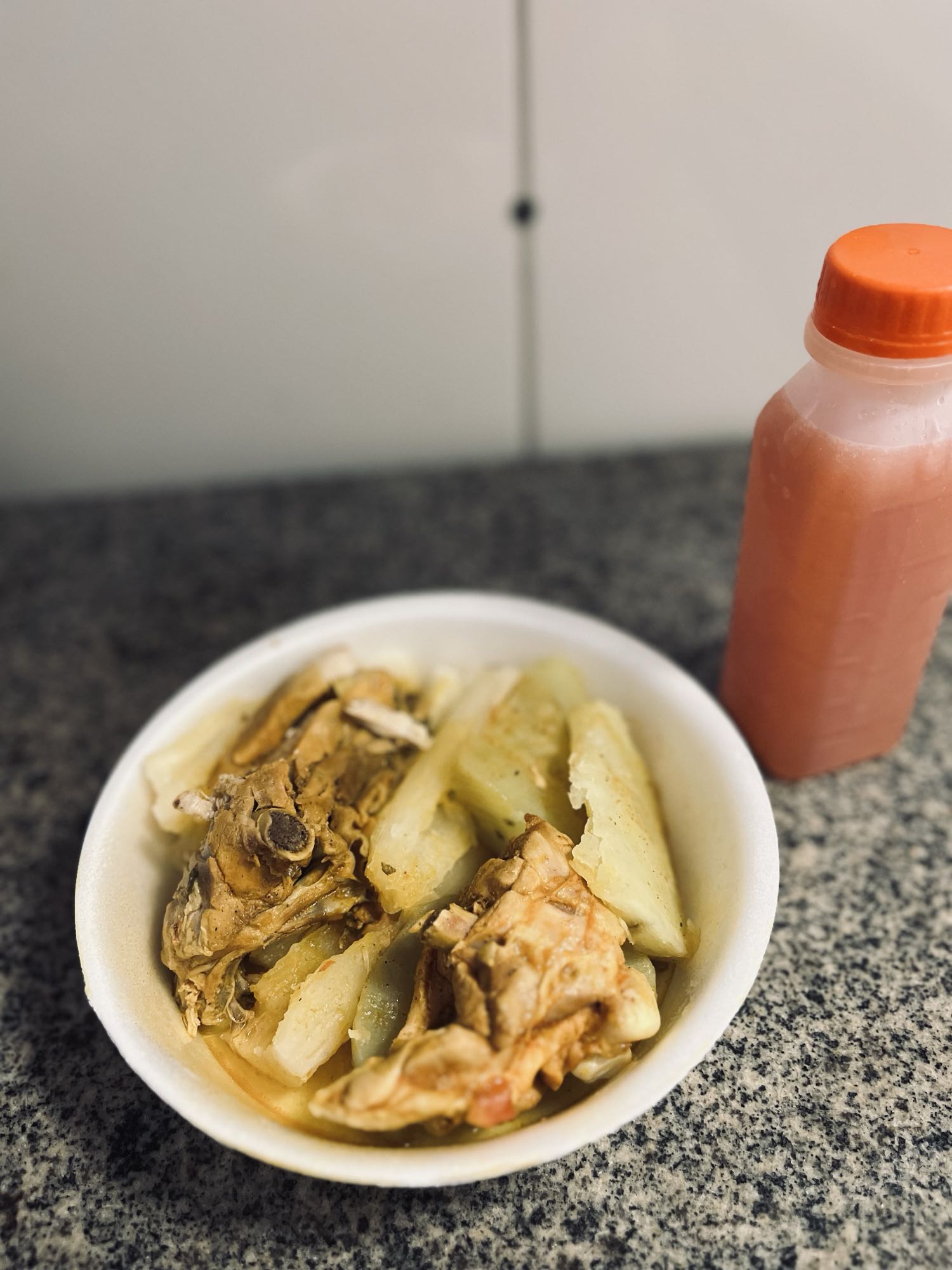 Frango com mandioca e suco