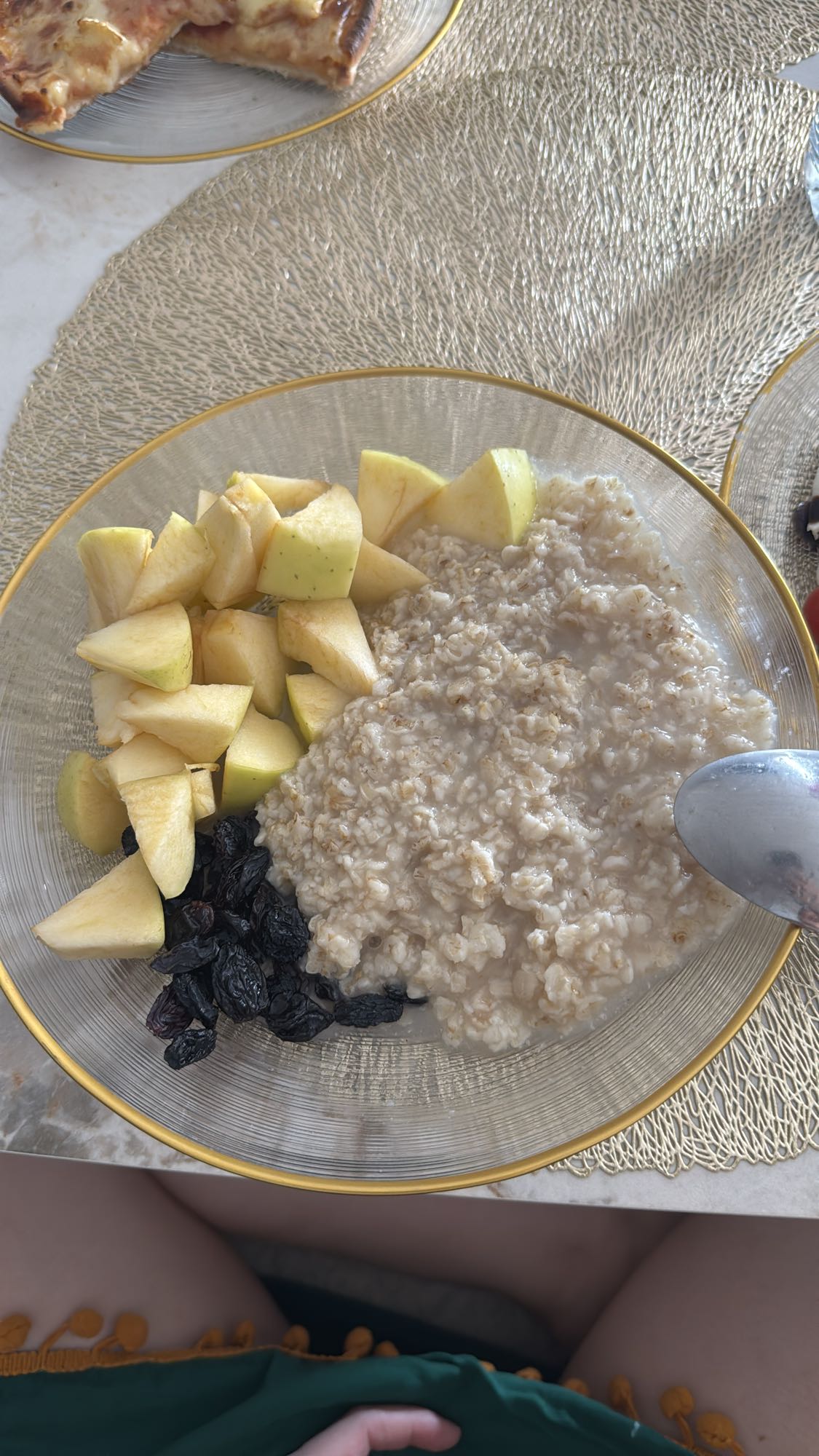 овсянка с яблоком и изюмом