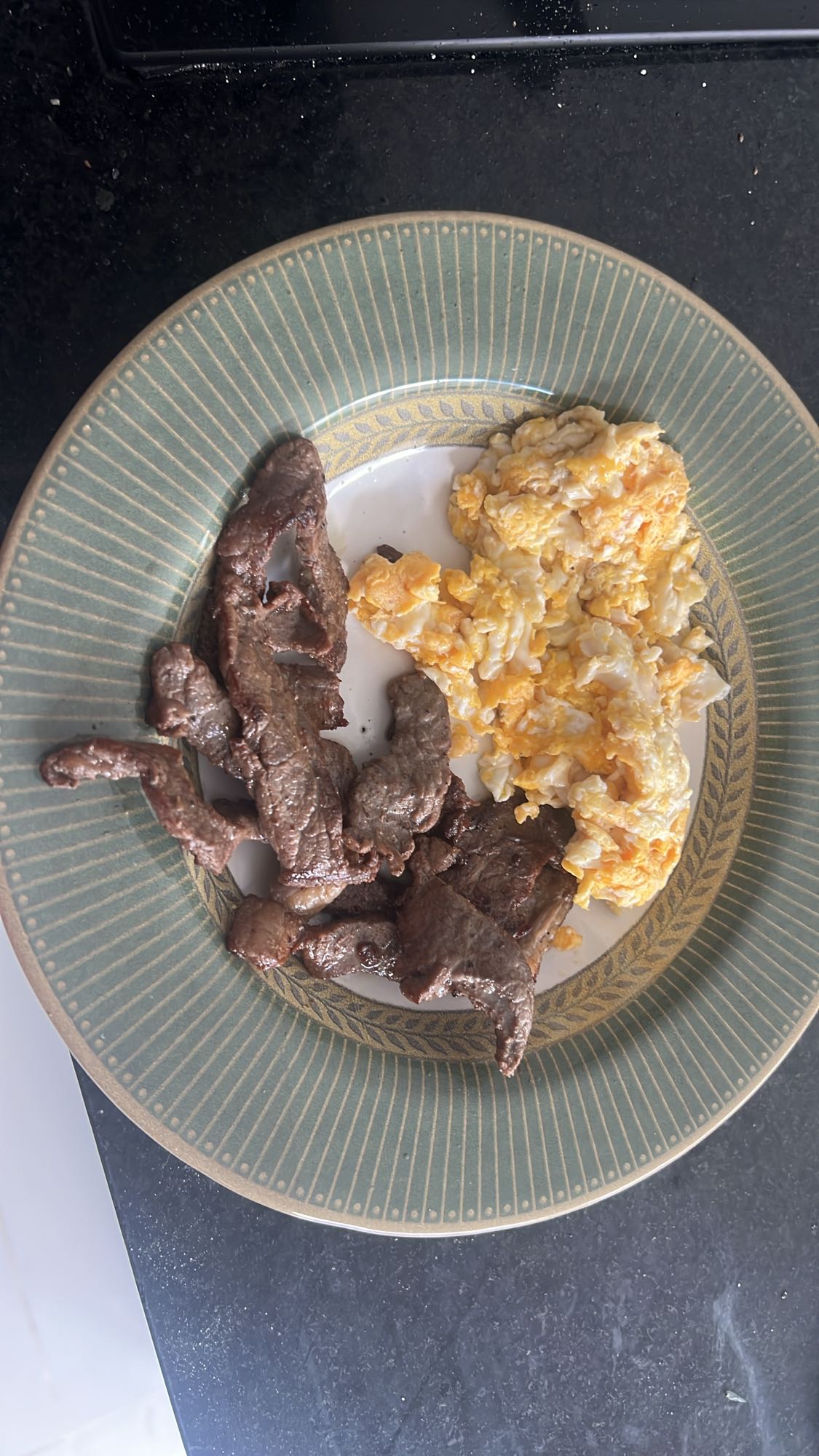 Carne com ovos mexidos