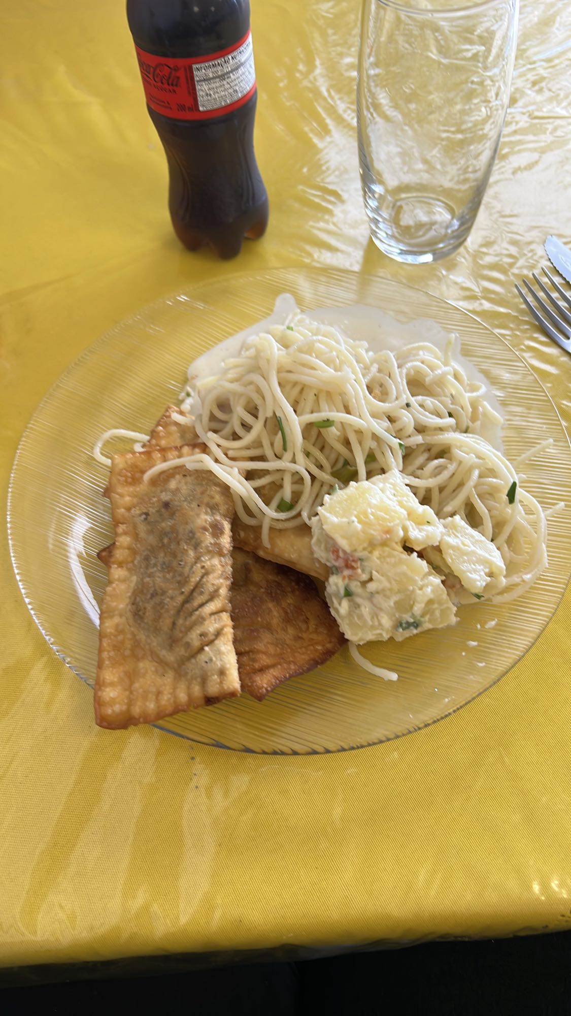 Macarrão, pastel e salada
