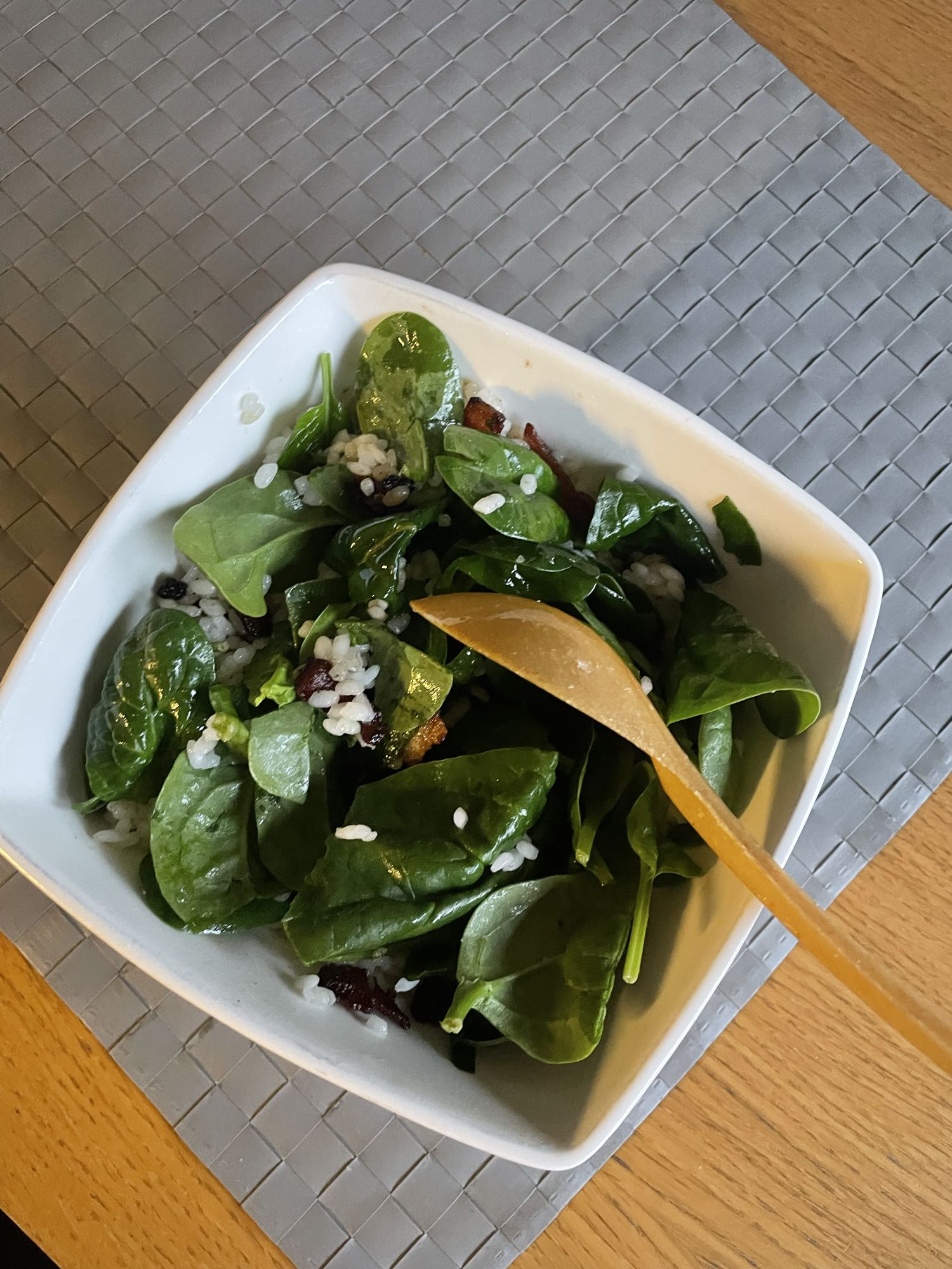 Ryż z boczkiem szpinakiem sosem marchewką Czarnem sezamem i listkami nori