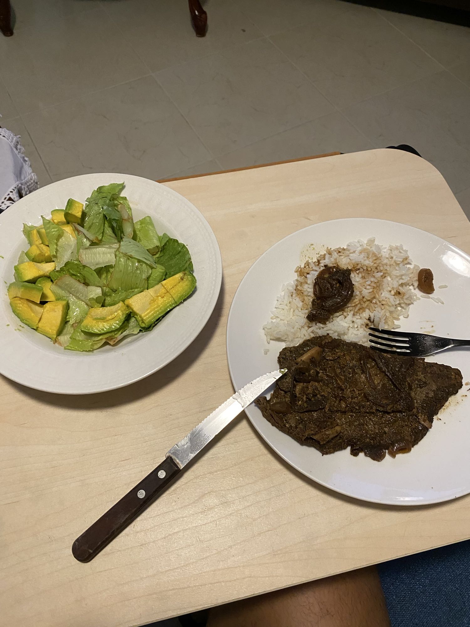 Filete de res con arroz blanco y ensalada con aguacates