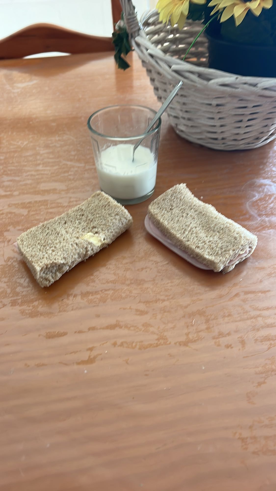 Sándwich integral y leche