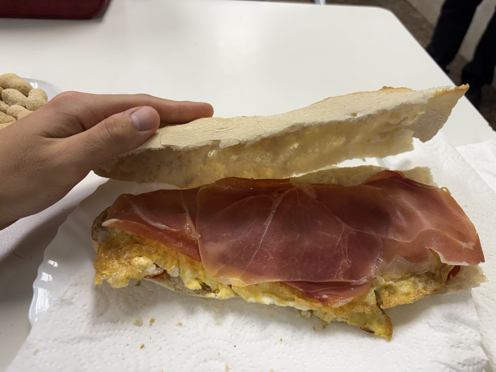 Bocadillo jamón y huevo