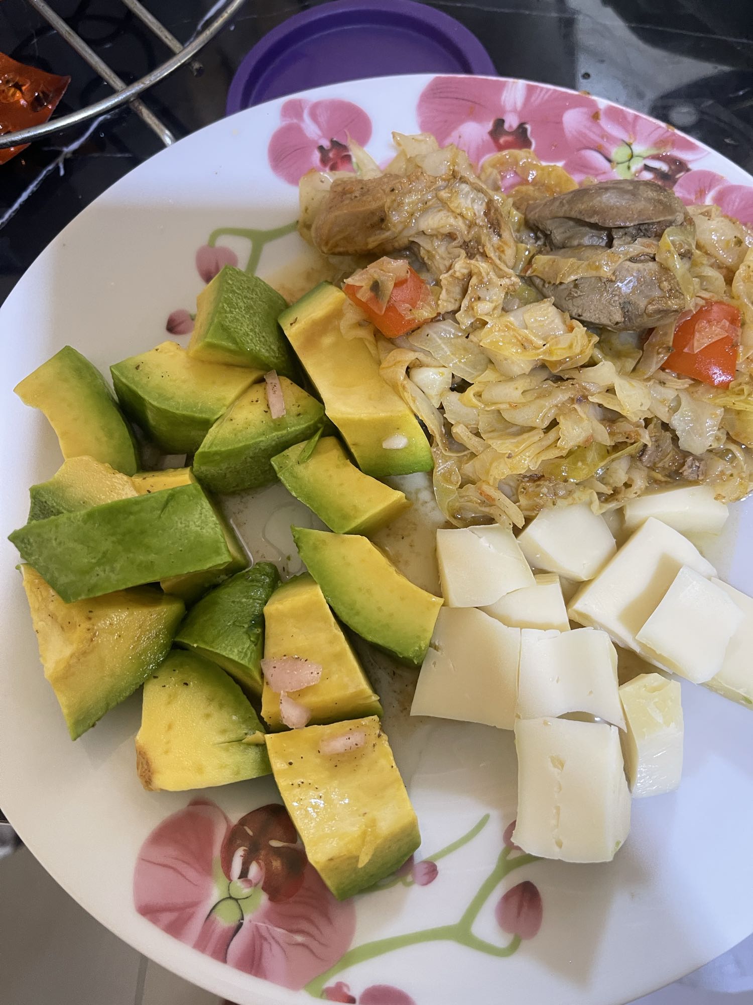 Aguacate, queso y guiso