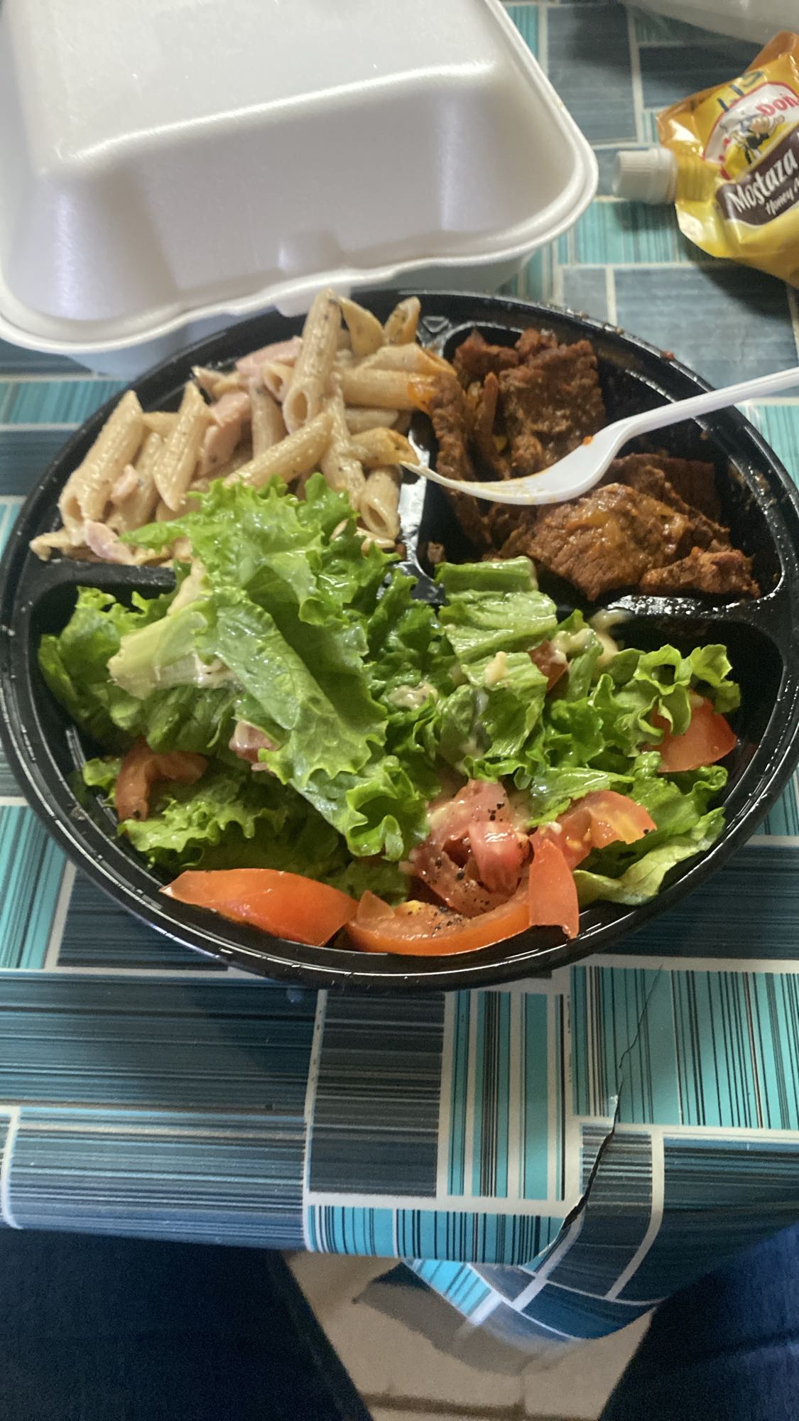 Pasta con carne y ensalada