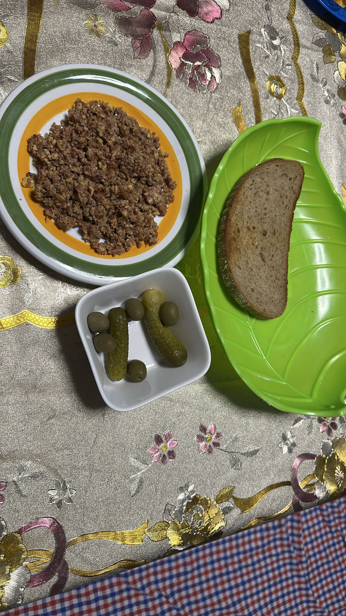 Hackfleisch mit Brot