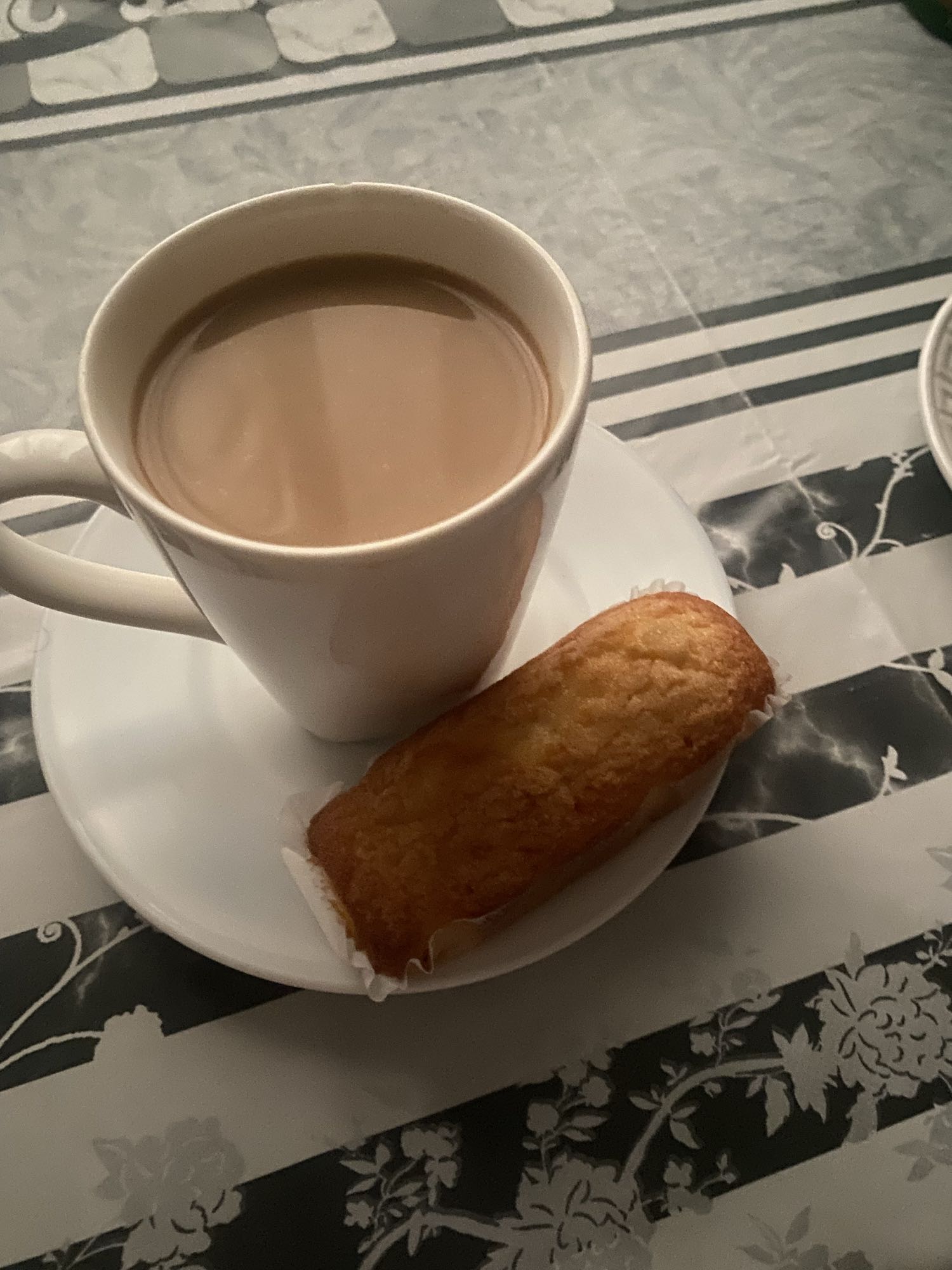 Café con leche y bizcocho