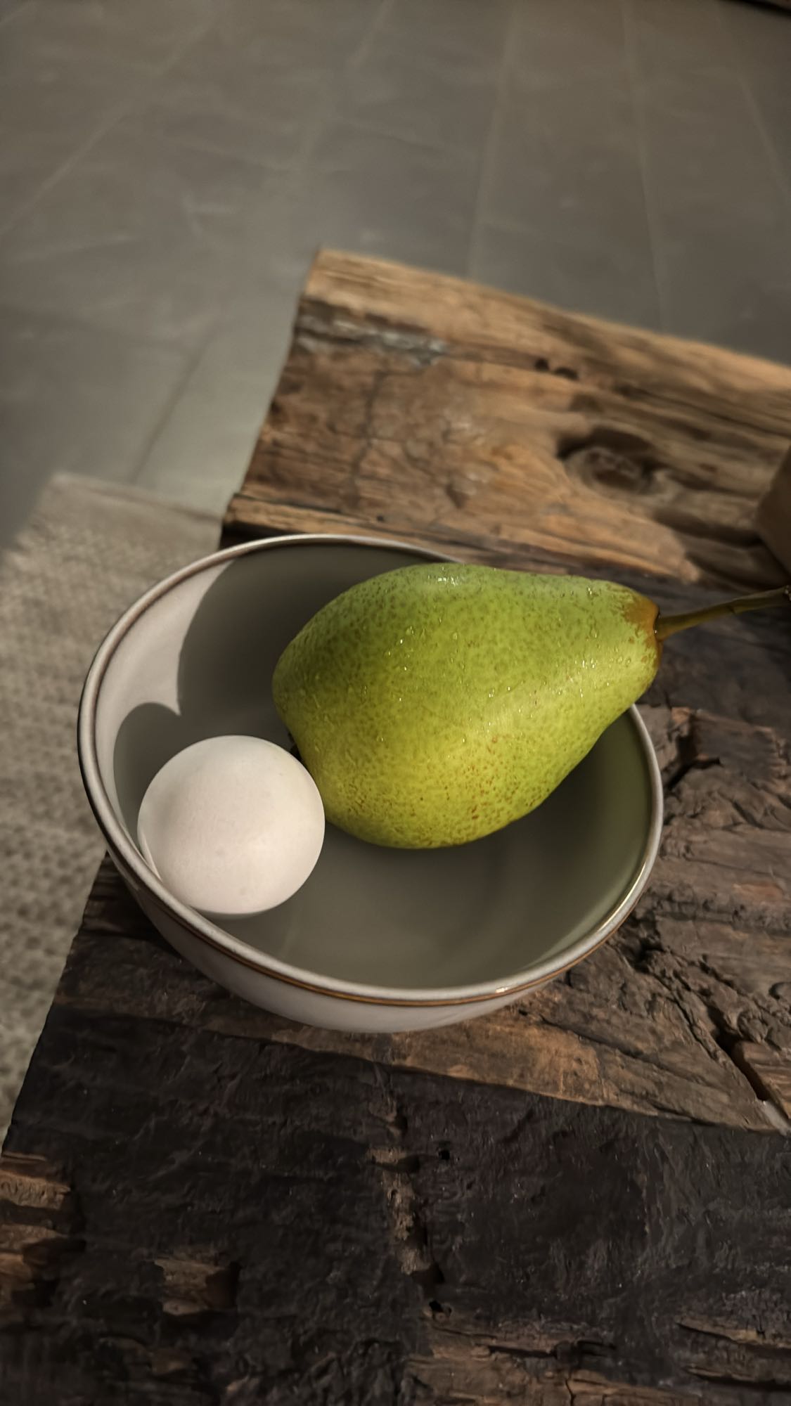 Birne und gekochtes Ei