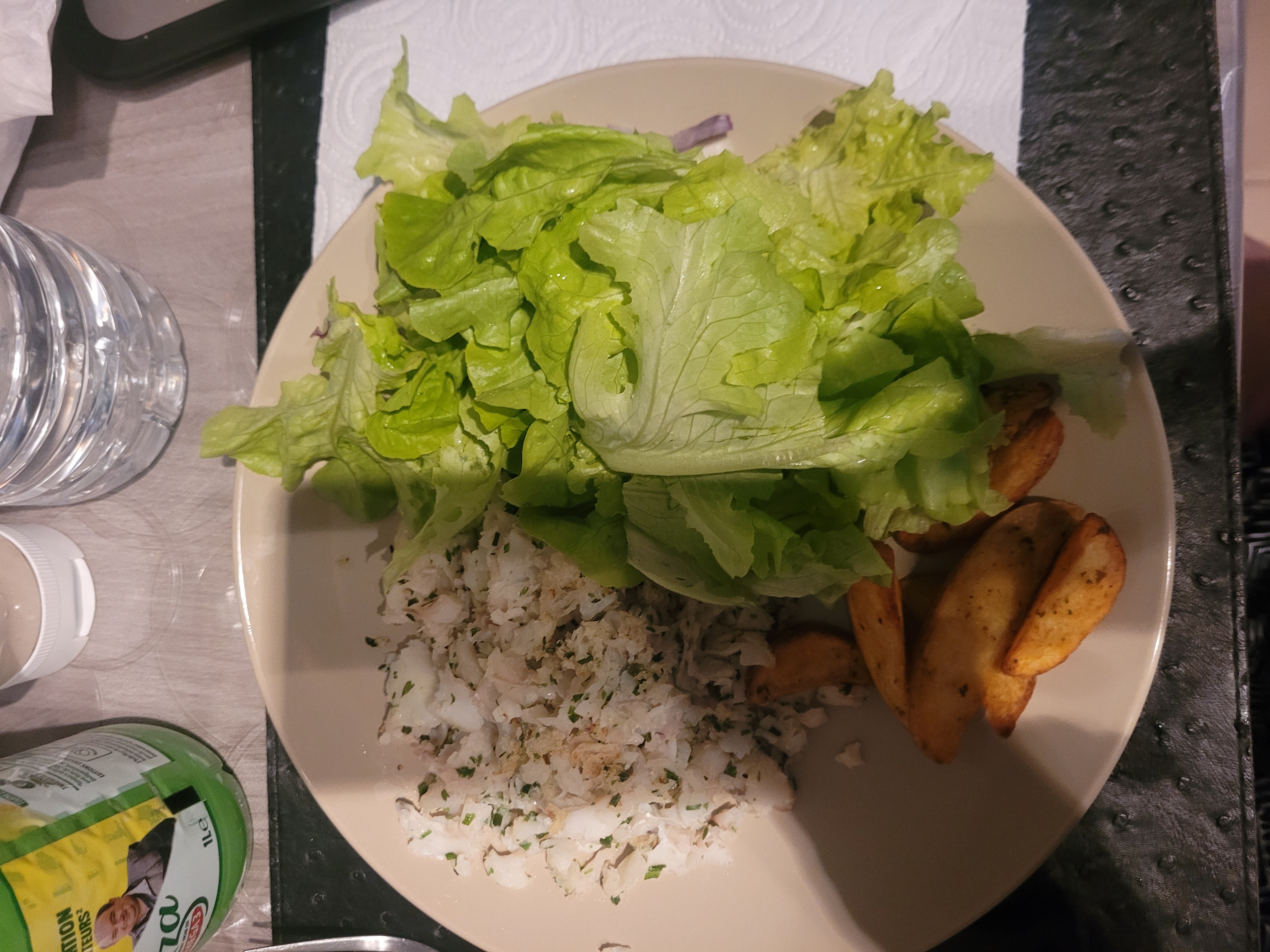 Poisson, salade et pommes